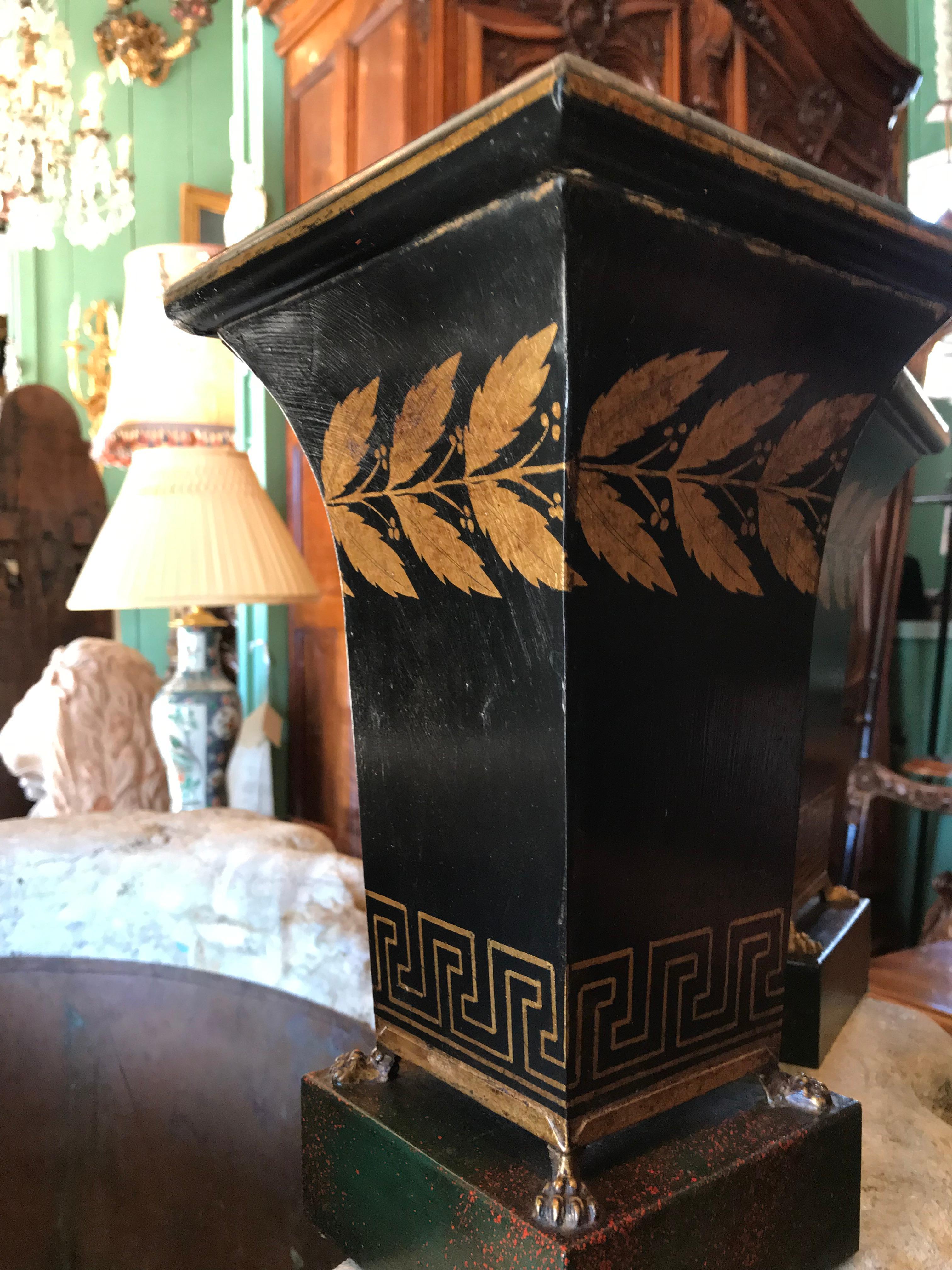 19ème siècle Paire de Tole Jardiniere Urn Cachepot peinte en noir Antiquities en vente 10
