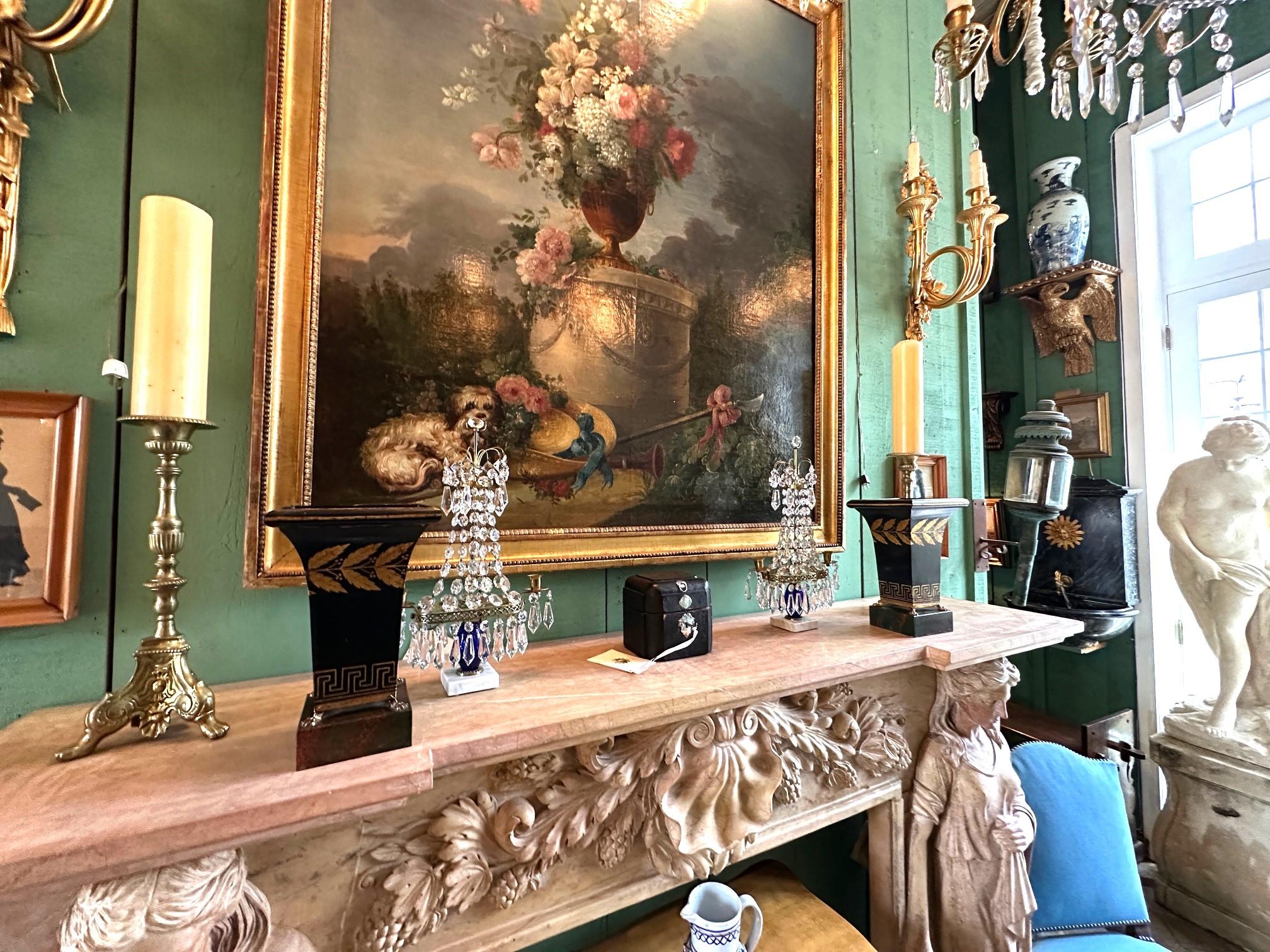 19ème siècle Paire de Tole Jardiniere Urn Cachepot peinte en noir Antique Los Angeles. Une belle paire de jardiniere à tole d'époque Empire 19ème siècle Mesures : Hauteur 12