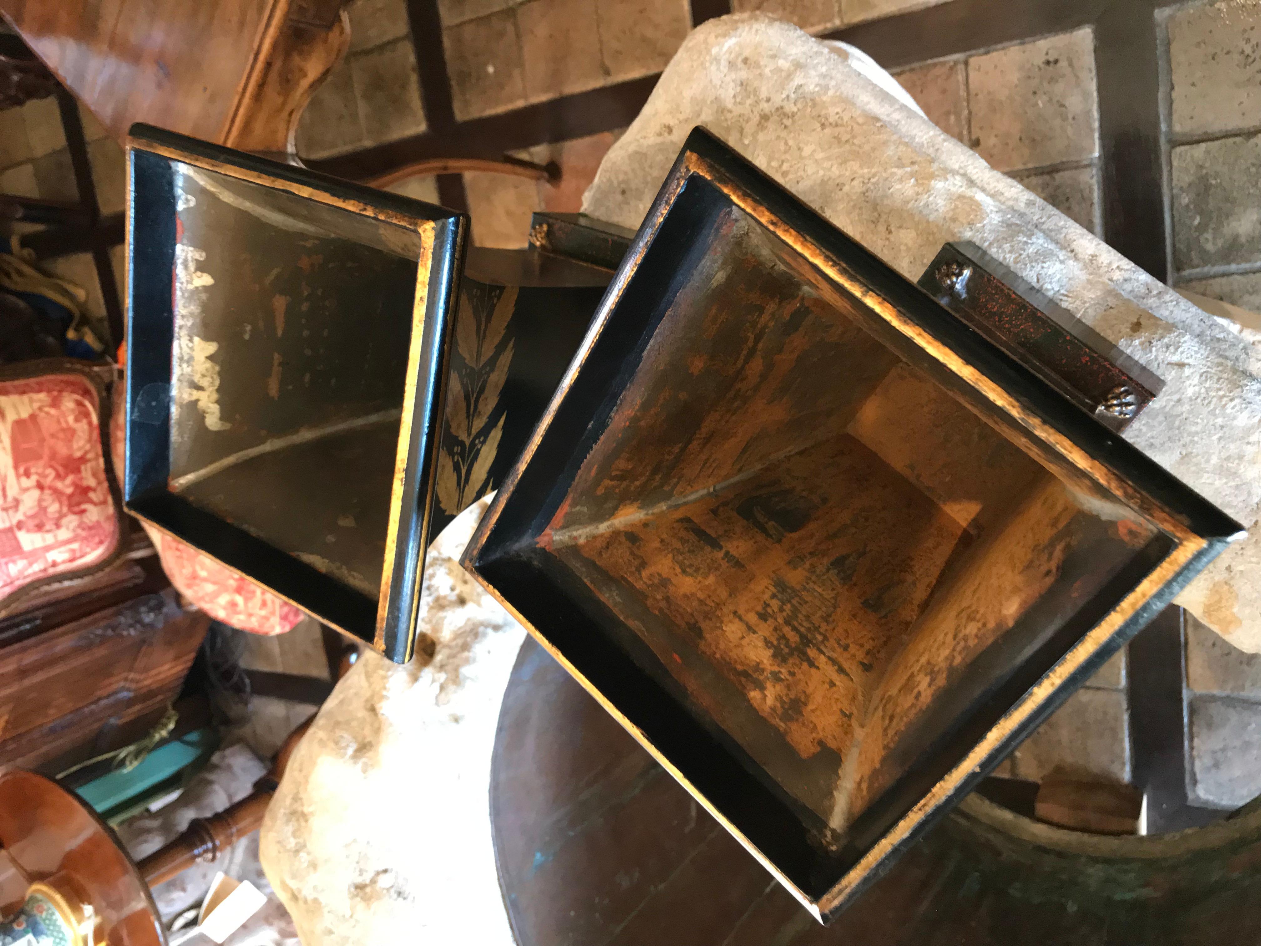 19ème siècle Paire de Tole Jardiniere Urn Cachepot peinte en noir Antiquities en vente 13