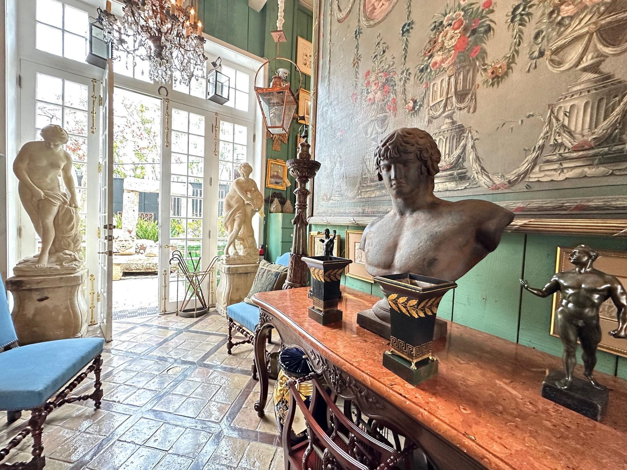 Français 19ème siècle Paire de Tole Jardiniere Urn Cachepot peinte en noir Antiquities en vente