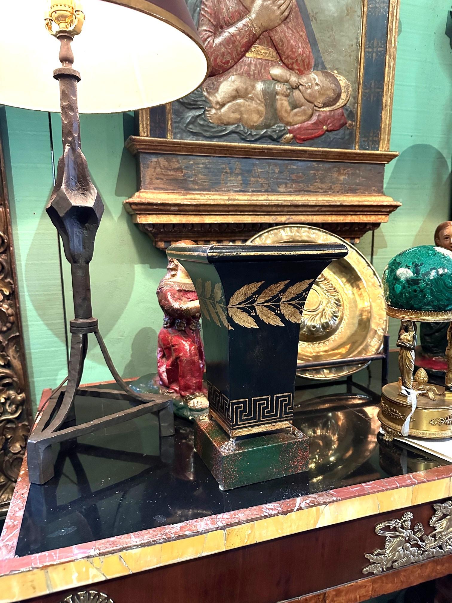 19ème siècle Paire de Tole Jardiniere Urn Cachepot peinte en noir Antiquities en vente 1