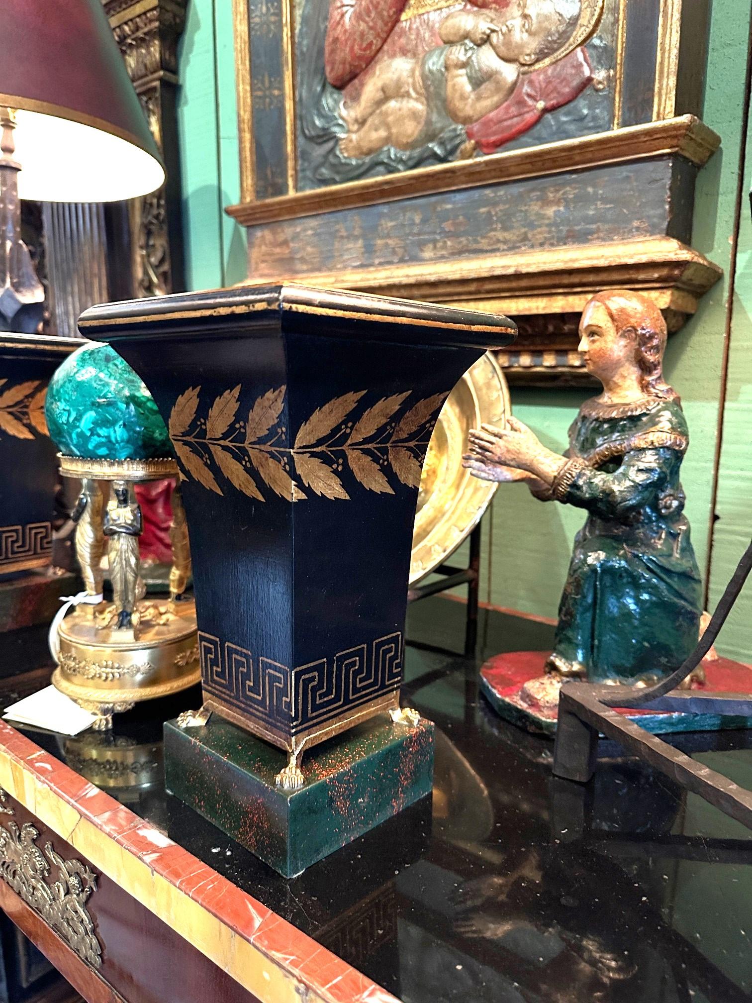 19ème siècle Paire de Tole Jardiniere Urn Cachepot peinte en noir Antiquities en vente 2