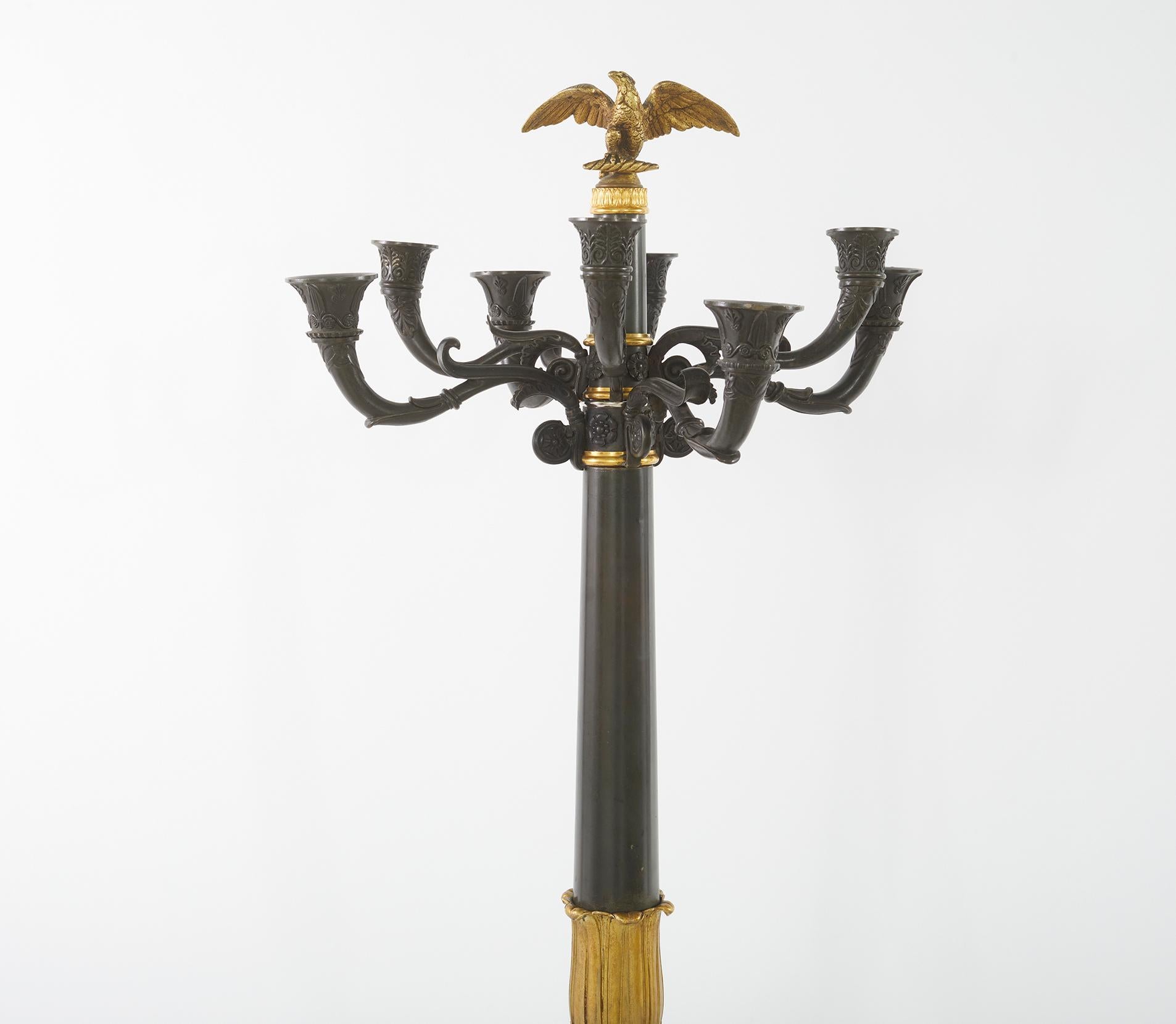 Paar Bronze-Torchiers / Kandelaber aus dem 19. Jahrhundert (Vergoldet) im Angebot