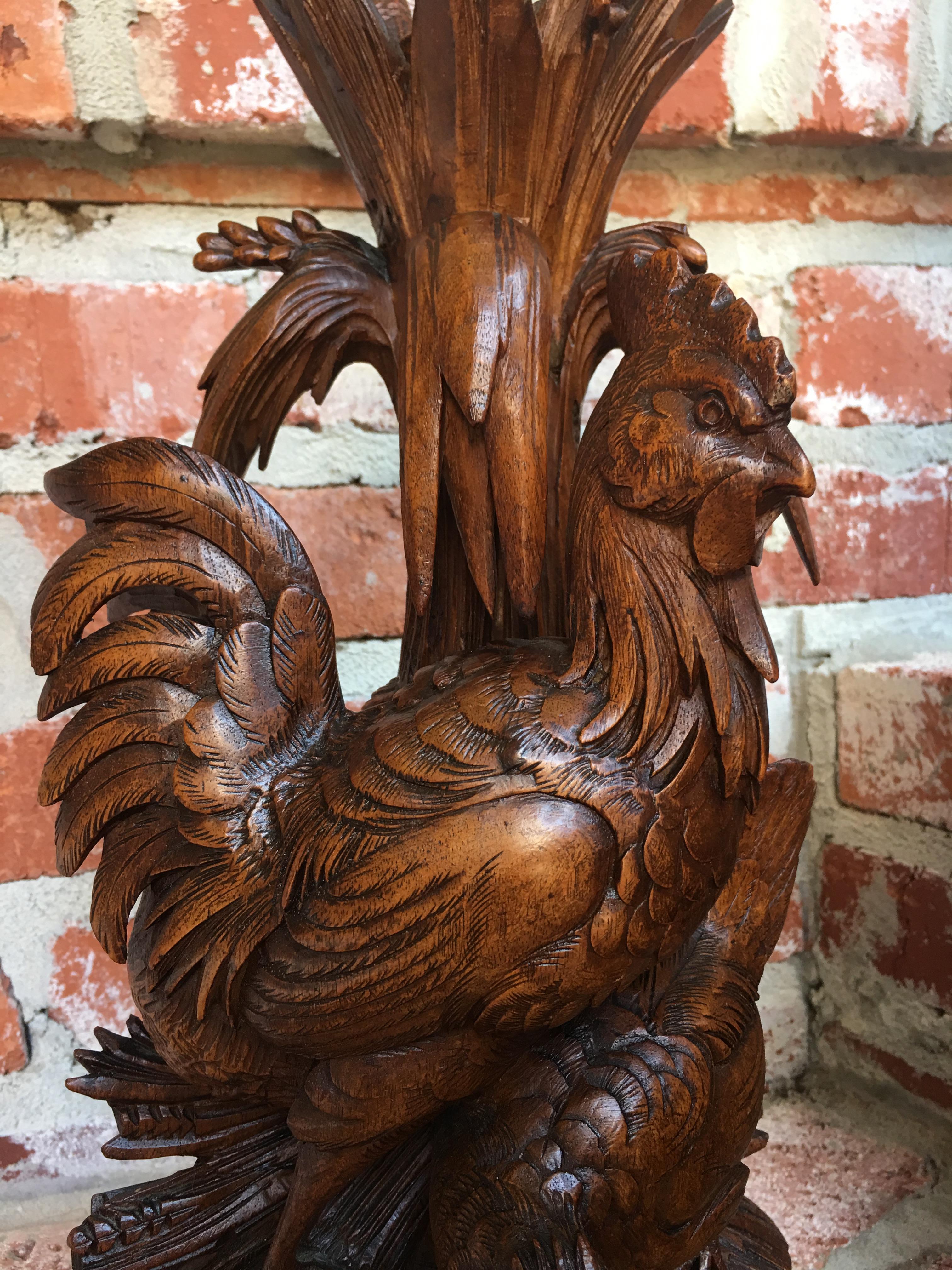 Paar Schwarzwälder Hühnervase, Epergne-Kerzenhalter, geschnitztes Holz, 19. Jahrhundert im Zustand „Gut“ im Angebot in Shreveport, LA