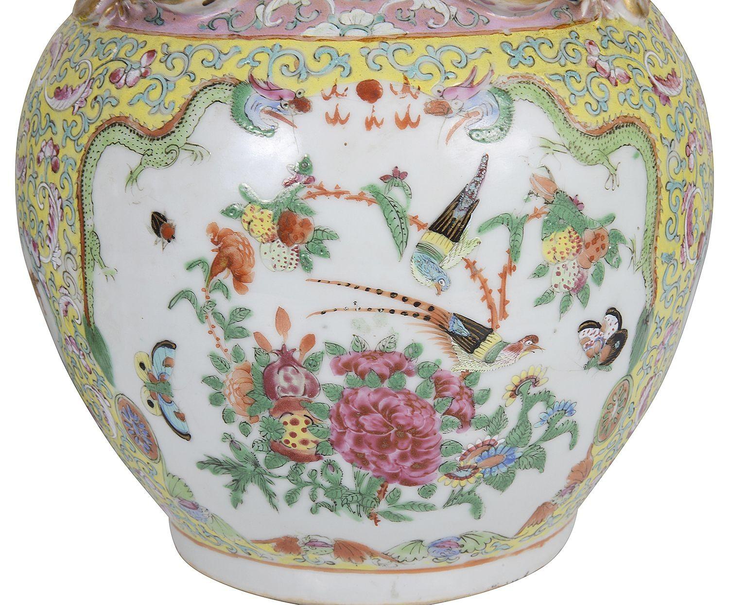 Una coppia di vasi / lampade in porcellana a medaglione di Rose del XIX secolo, di qualità e dai colori insoliti. Con questo raro fondo giallo con la classica decorazione floreale cantonese, uccelli esotici e mitici manici di serpente dorati. Questa
