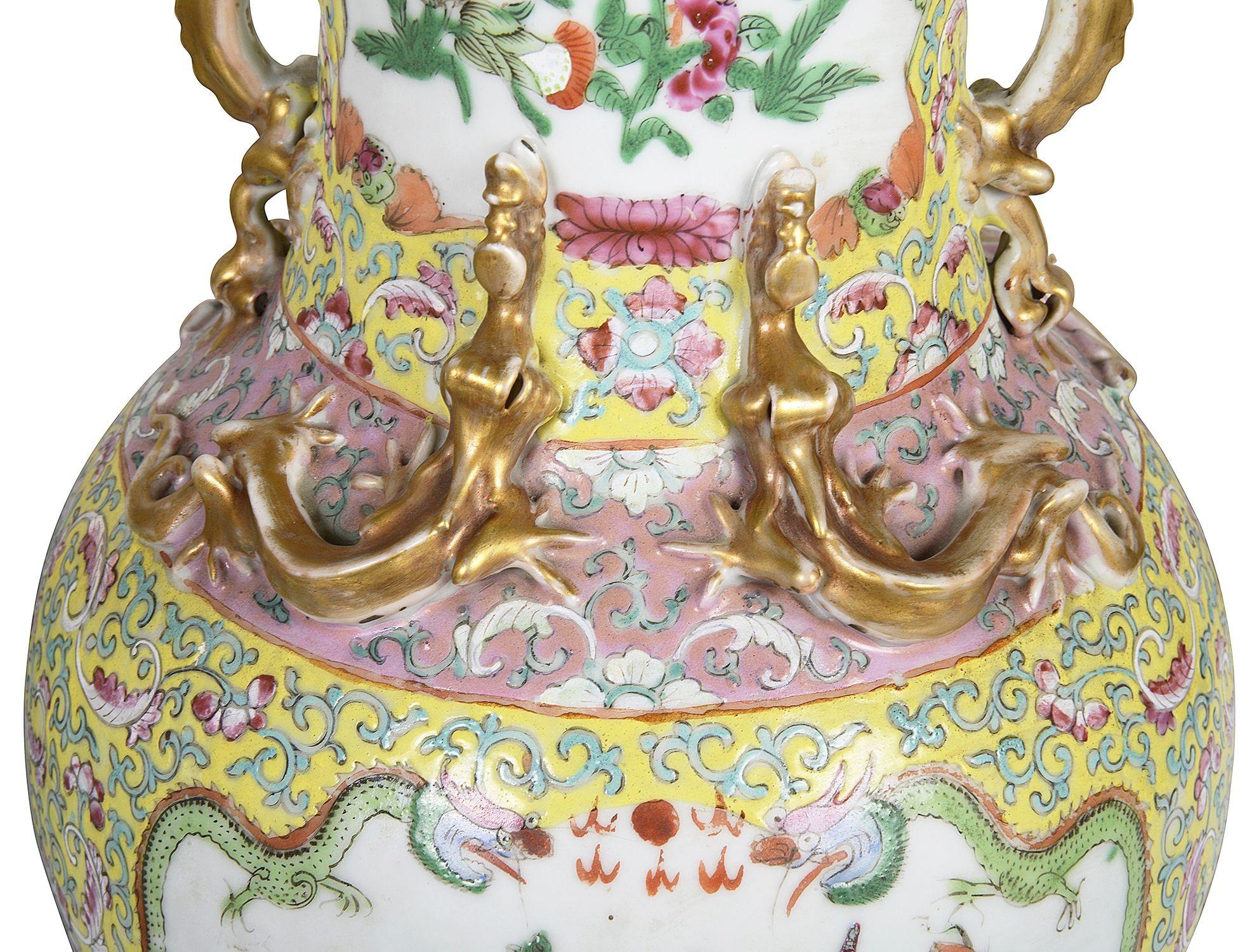 Paar chinesische Rosenmedaillon-Vasen / Lampen mit Medaillon, 19. Jahrhundert (Chinesischer Export) im Angebot