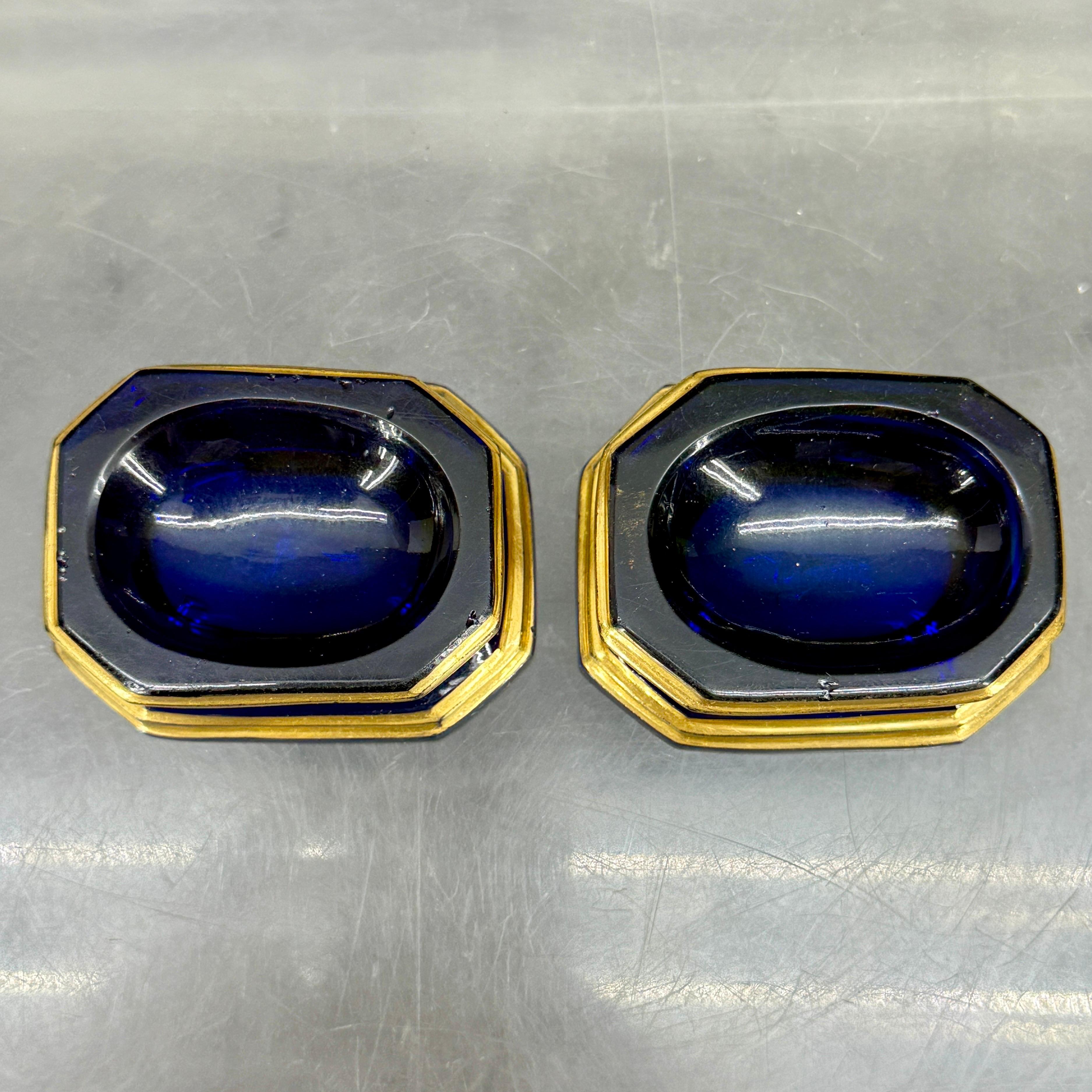 Paire de salières et poivrières en verre doré bleu cobalt du 19e siècle en vente 2
