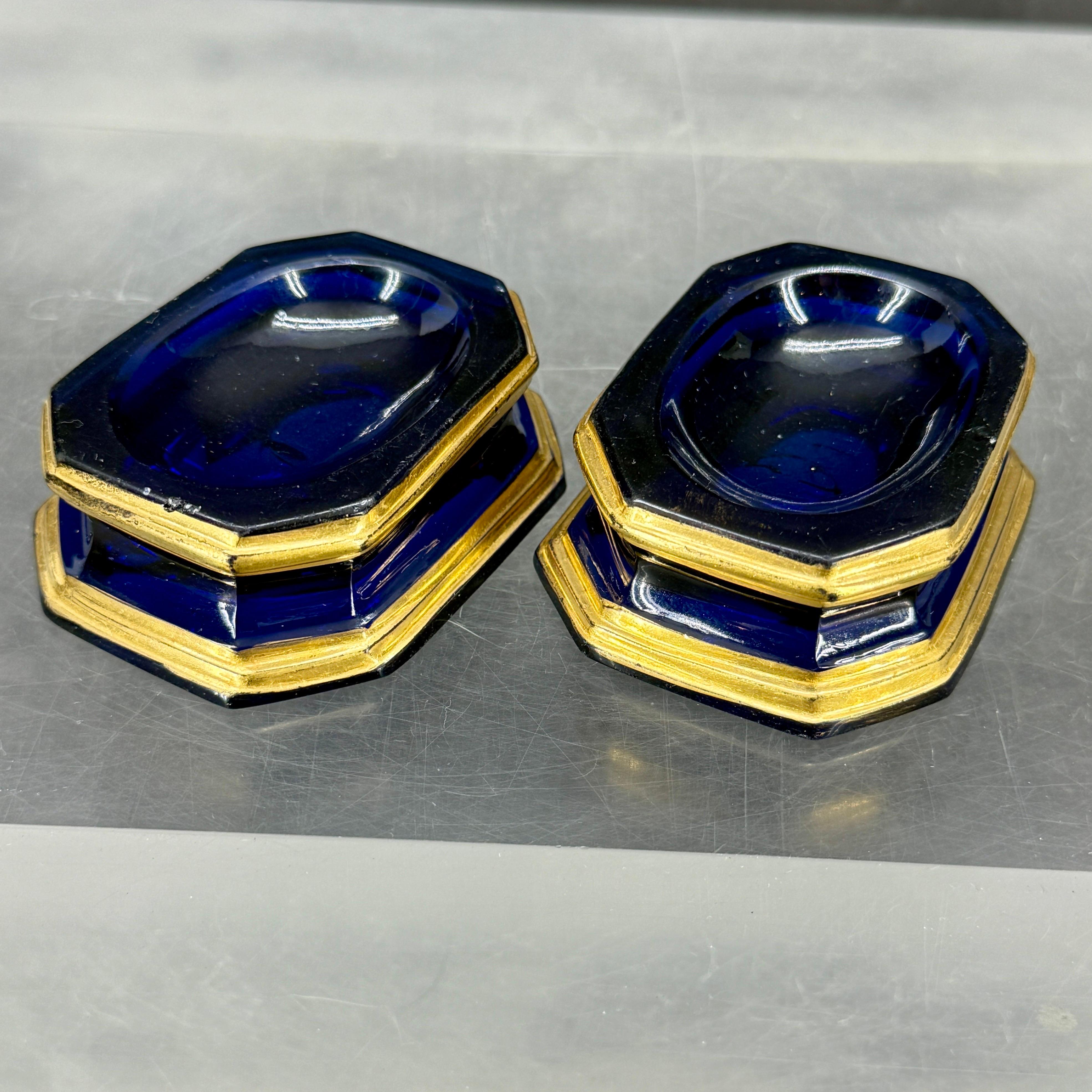 Paire de salières et poivrières en verre doré bleu cobalt du 19e siècle en vente 3