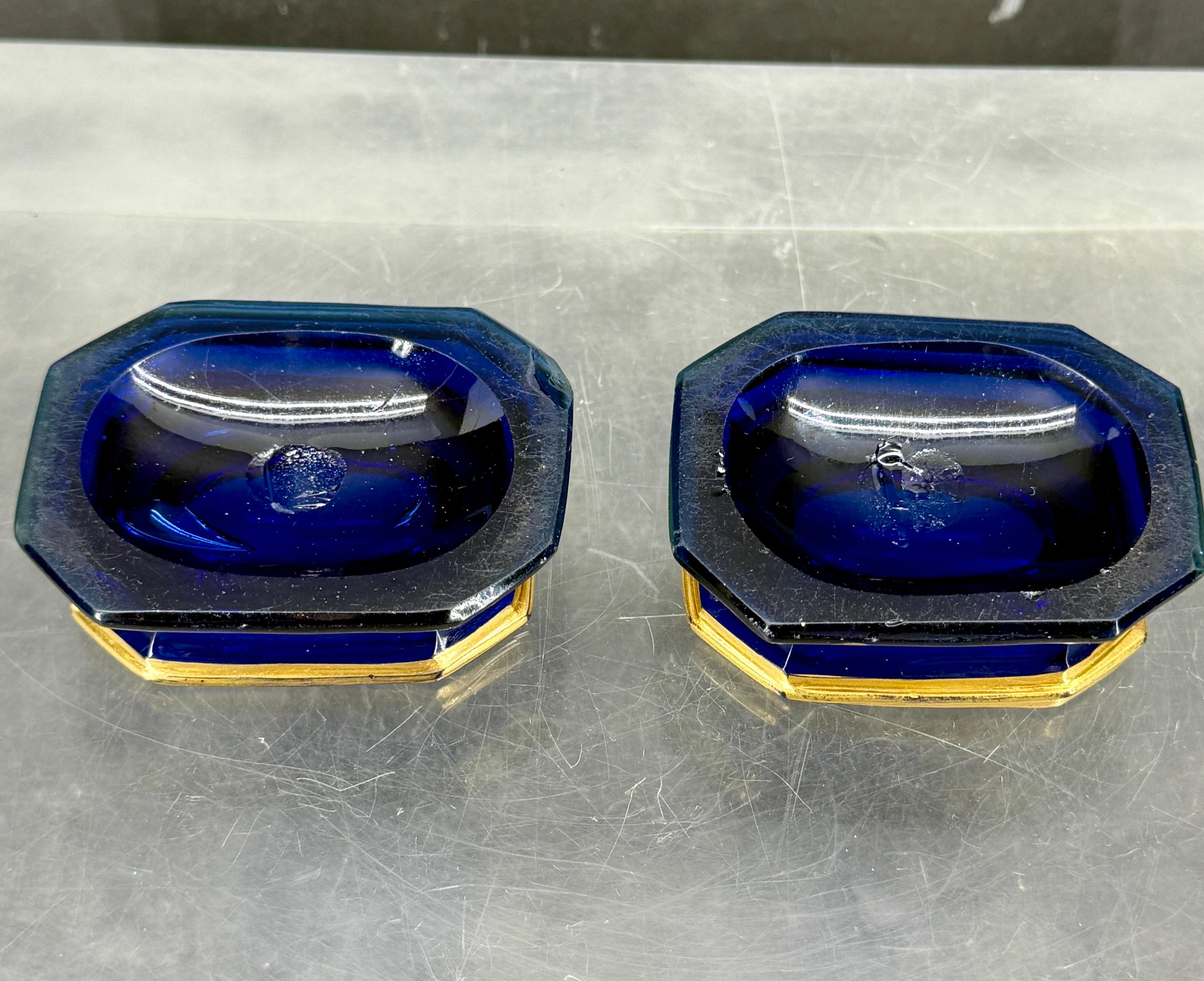 Paire de salières et poivrières en verre doré bleu cobalt du 19e siècle en vente 4