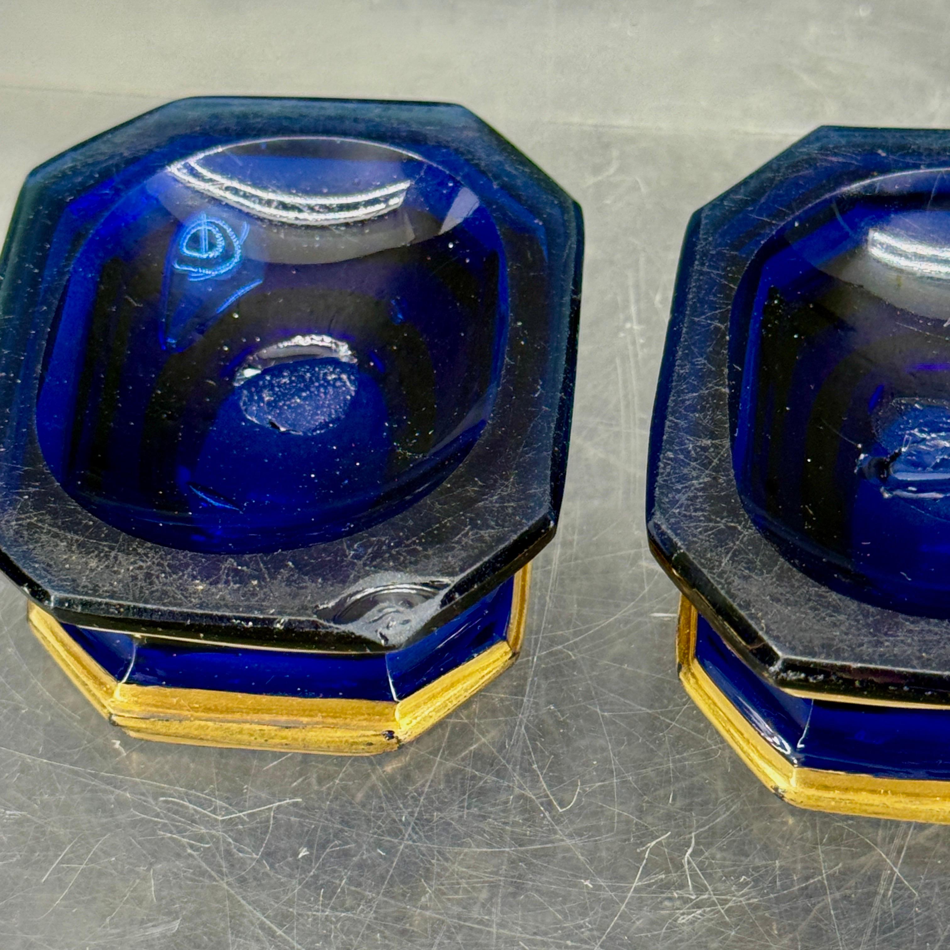 Paire de salières et poivrières en verre doré bleu cobalt du 19e siècle en vente 5