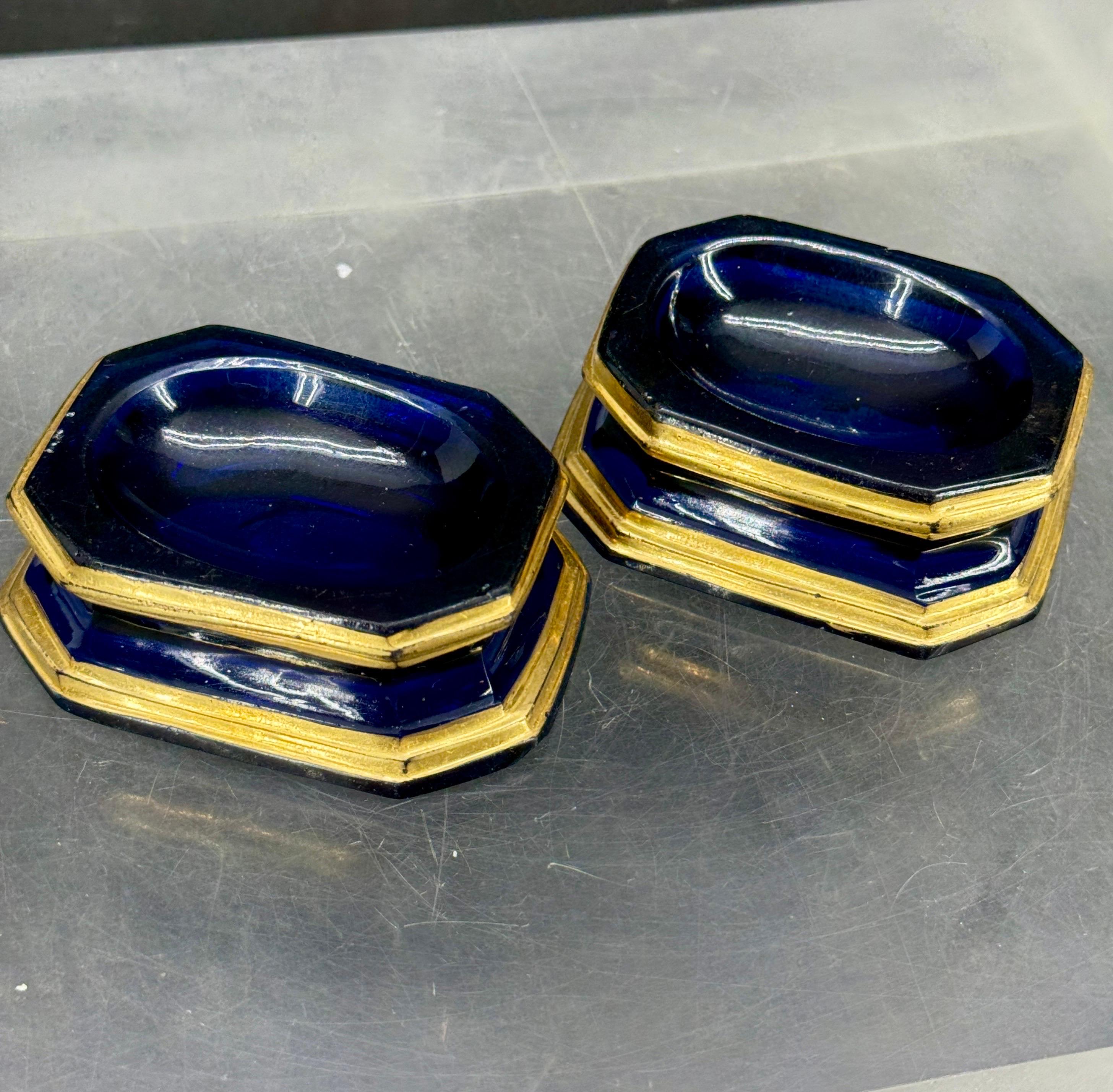 Paire de salières et poivrières en verre doré bleu cobalt du 19e siècle en vente 6