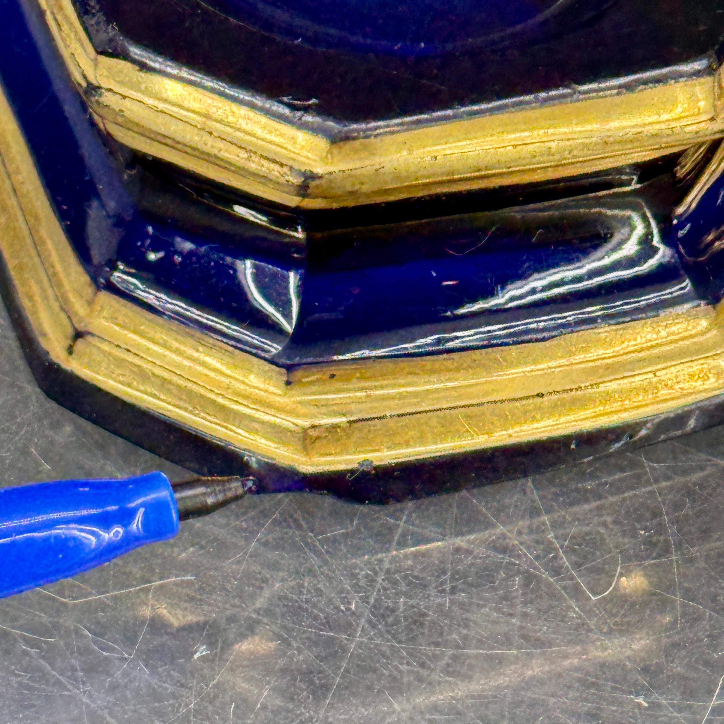 Paire de salières et poivrières en verre doré bleu cobalt du 19e siècle en vente 7