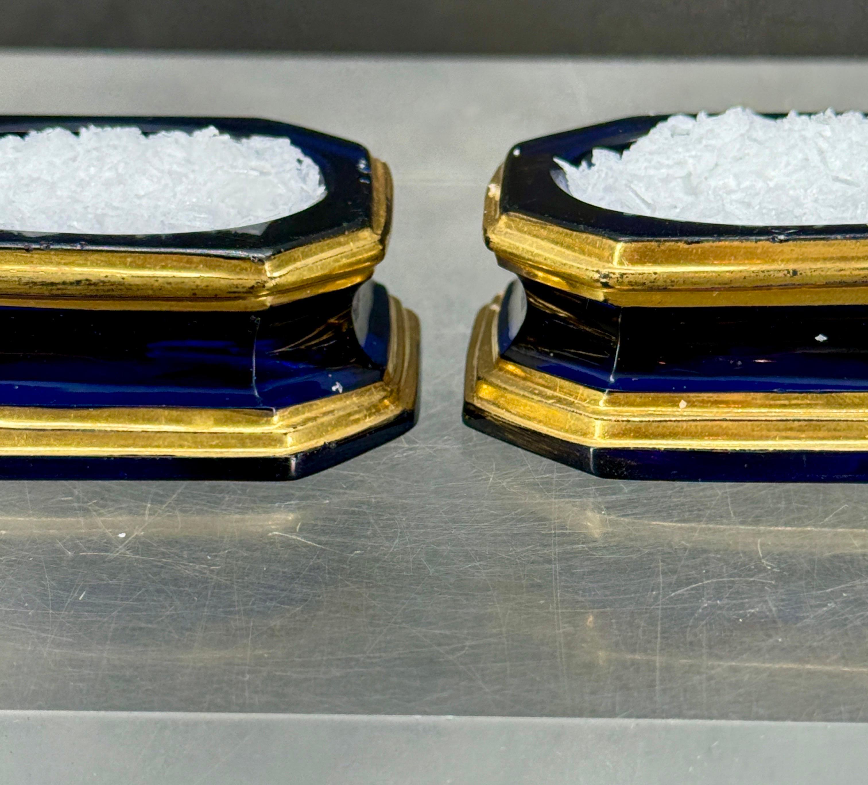Paire de salières et poivrières en verre doré bleu cobalt du 19e siècle en vente 8