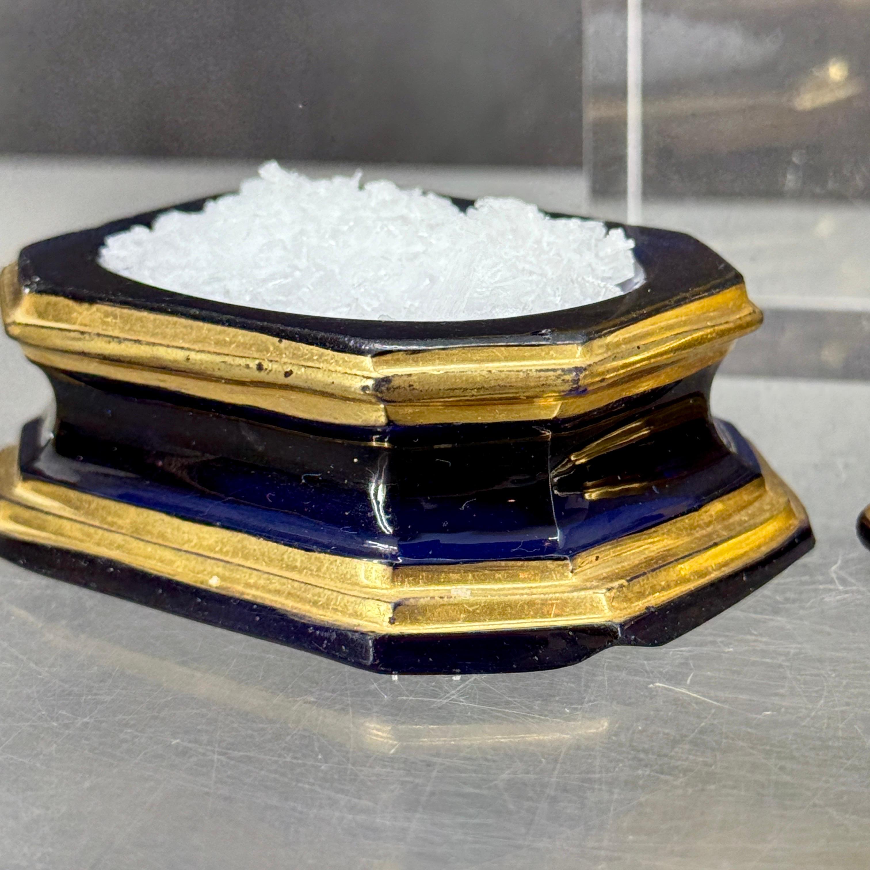 Paire de salières et poivrières en verre doré bleu cobalt du 19e siècle en vente 9