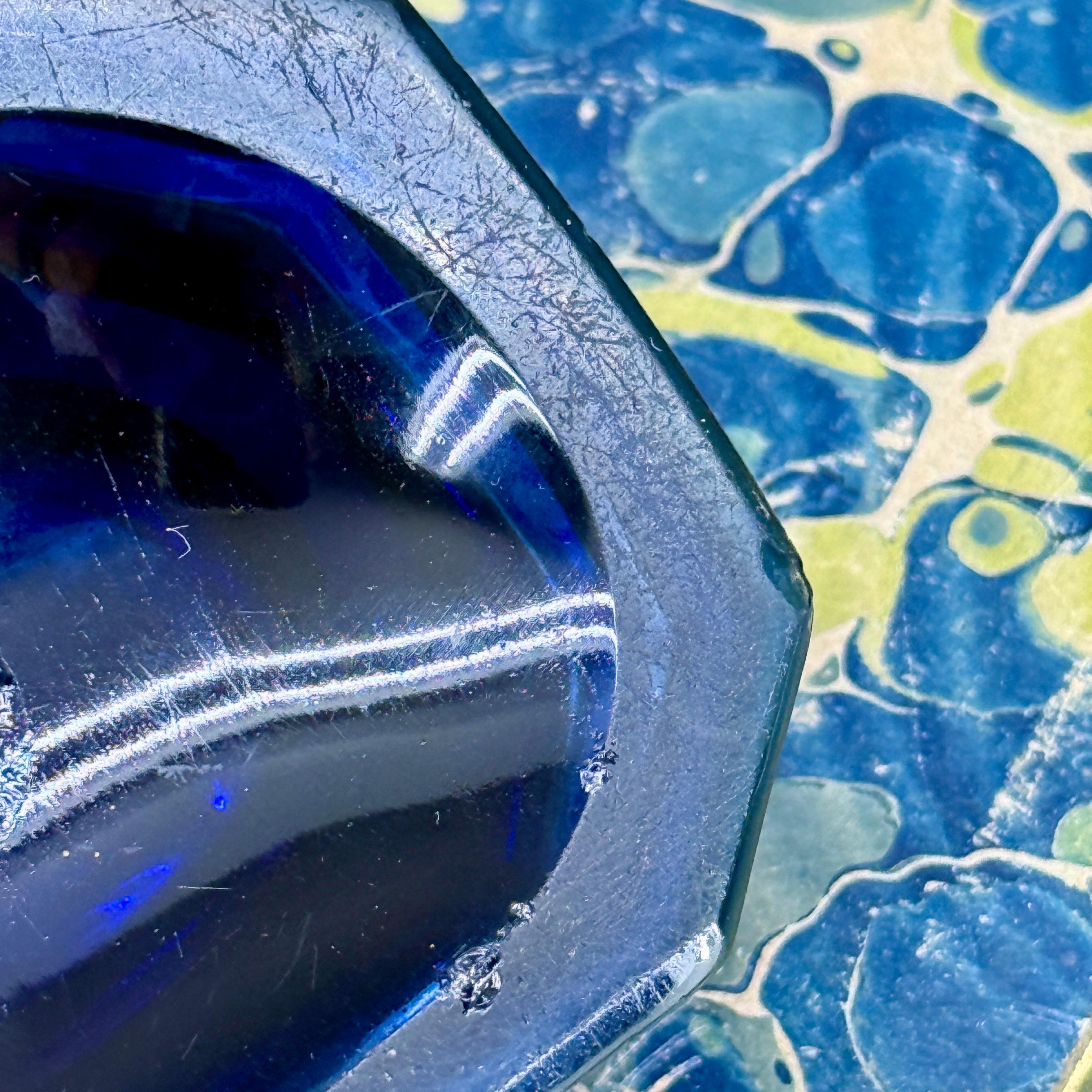 Paire de salières et poivrières en verre doré bleu cobalt du 19e siècle en vente 10