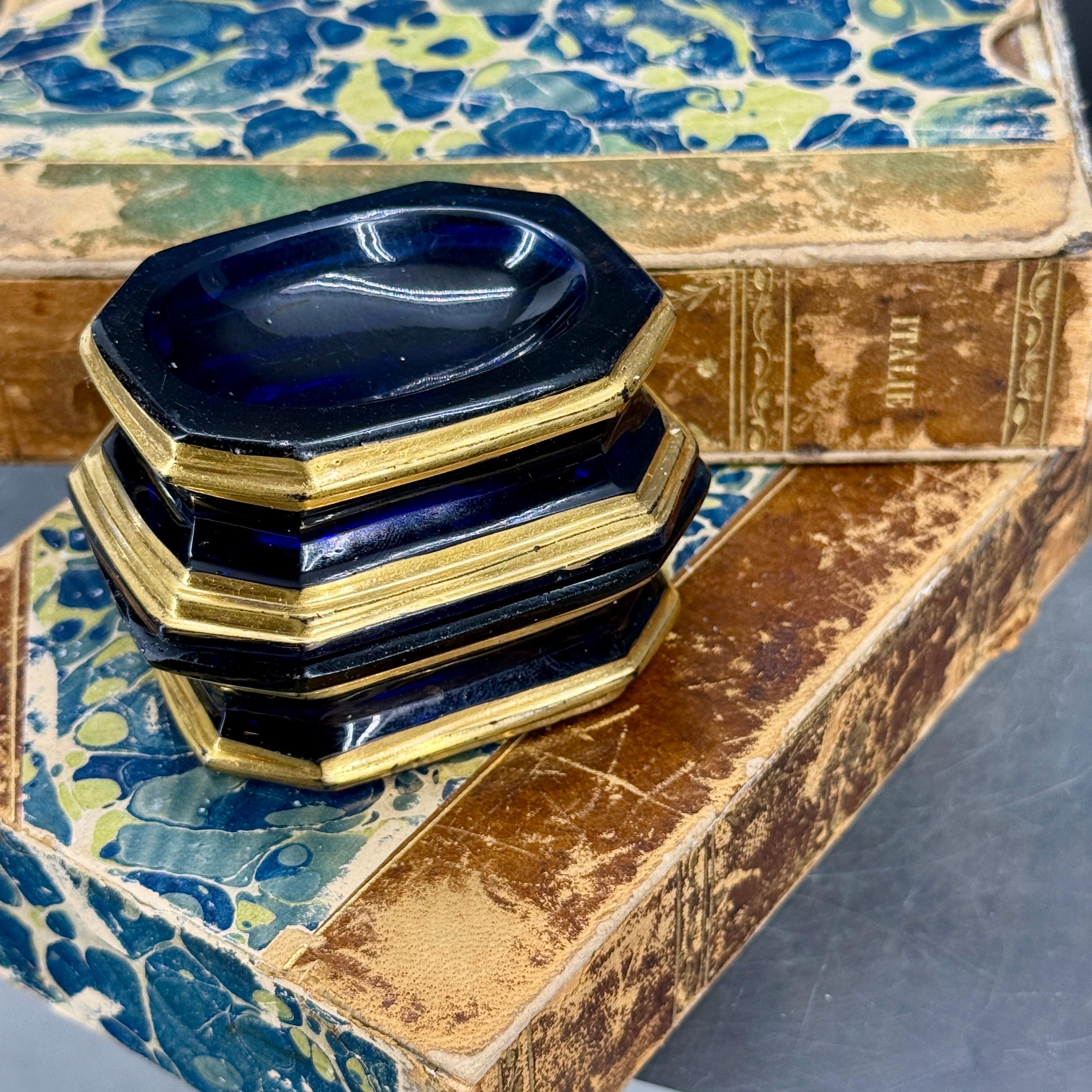 Paire de salières et poivrières en verre doré bleu cobalt du 19e siècle en vente 13