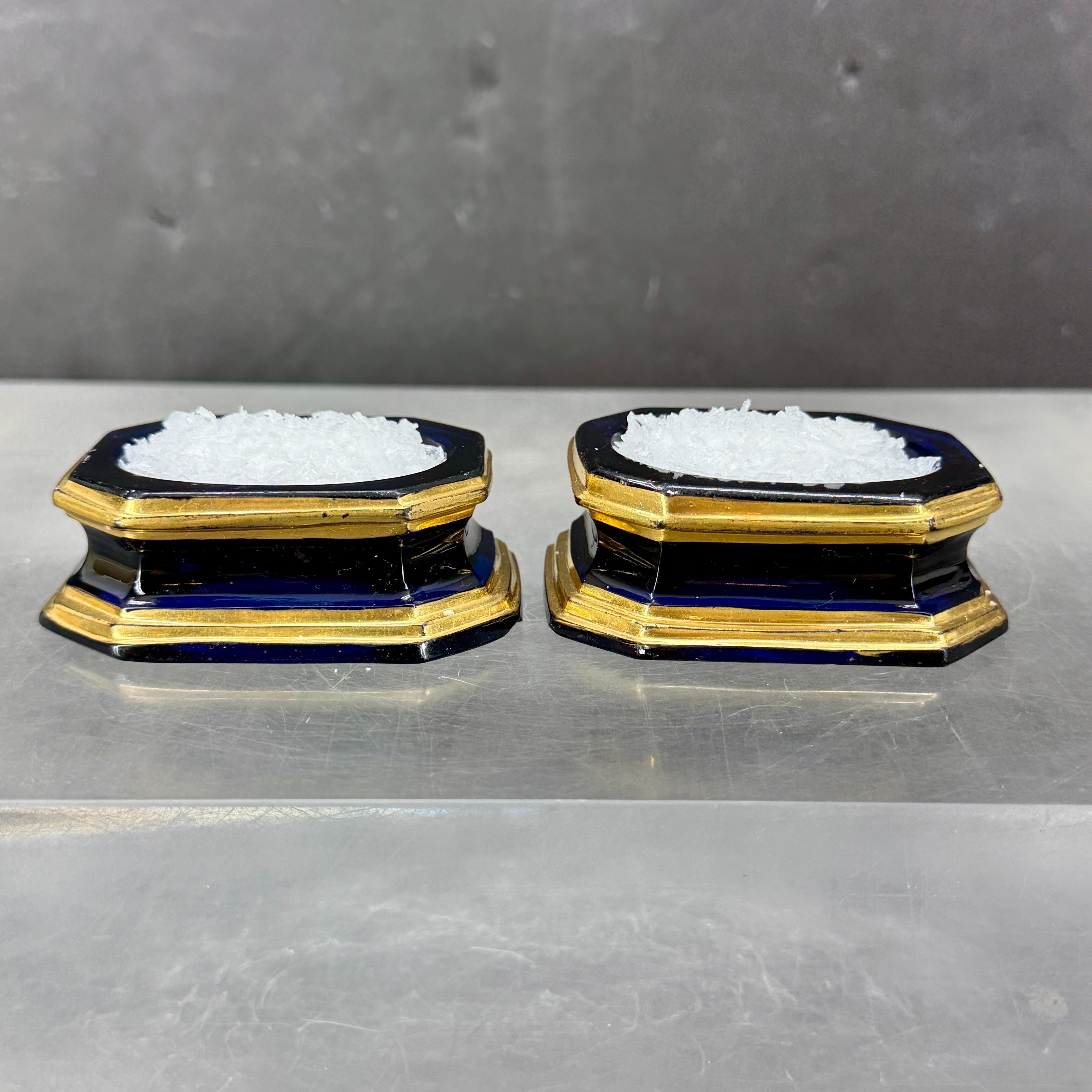 Empire Paire de salières et poivrières en verre doré bleu cobalt du 19e siècle en vente