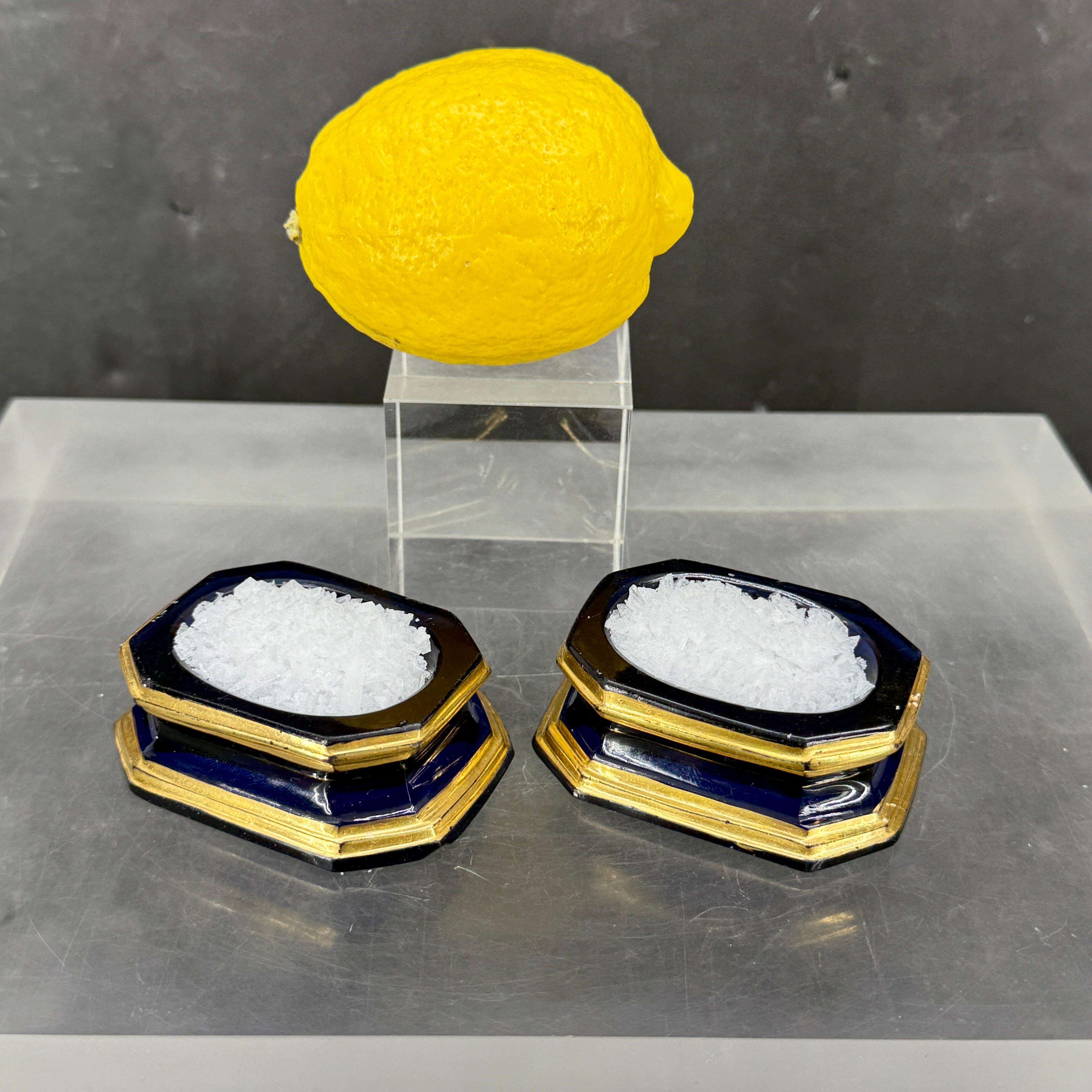 Danois Paire de salières et poivrières en verre doré bleu cobalt du 19e siècle en vente