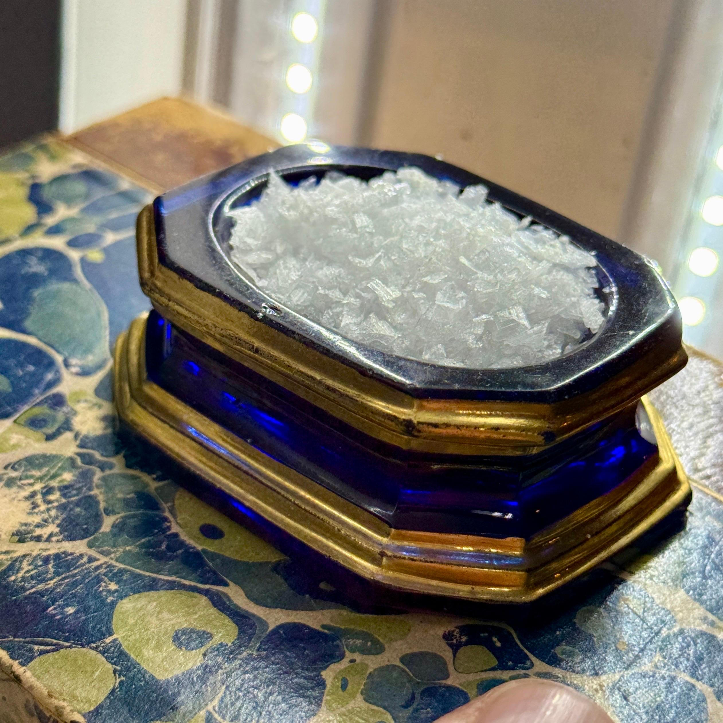 Fait main Paire de salières et poivrières en verre doré bleu cobalt du 19e siècle en vente