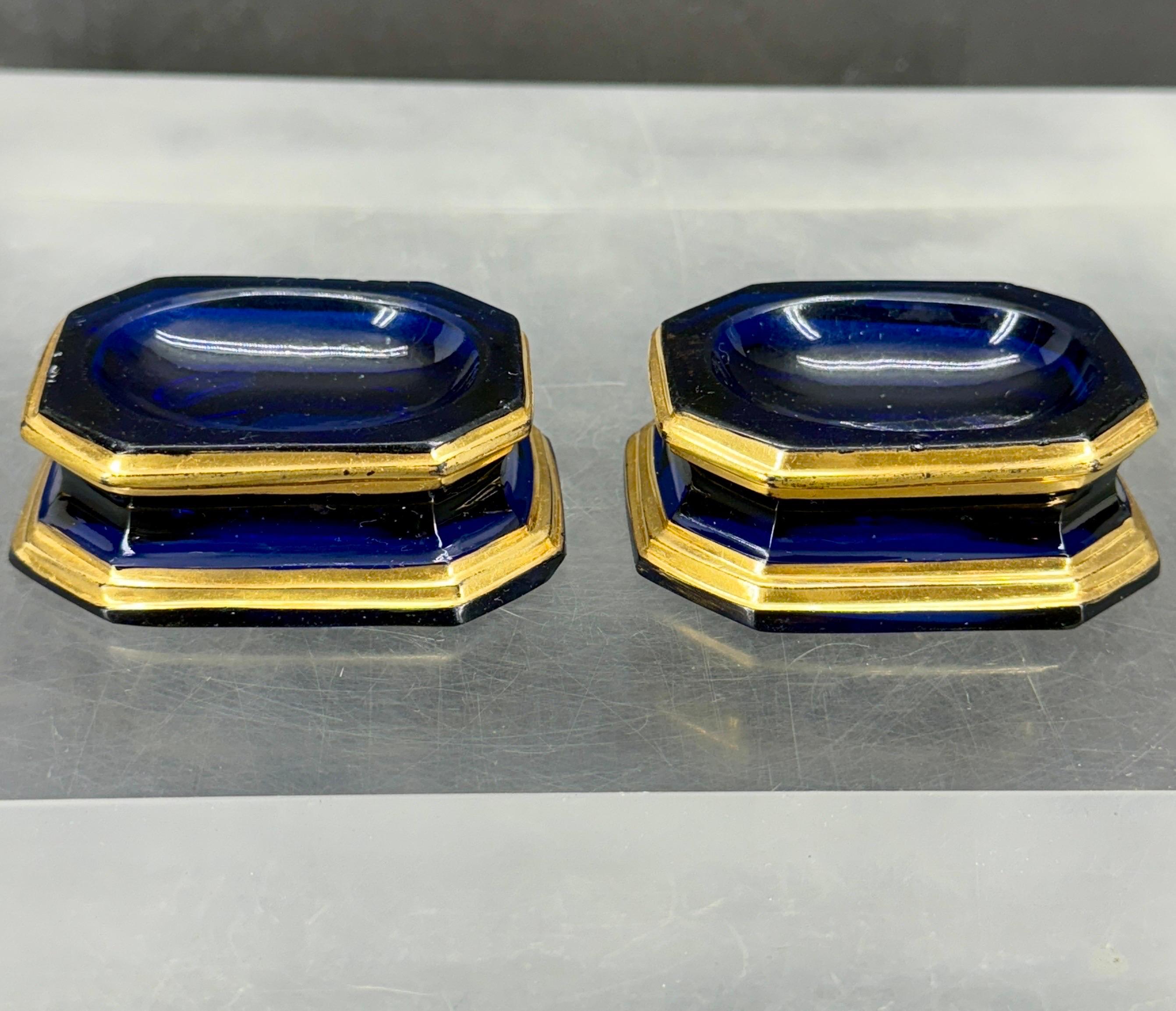 Paire de salières et poivrières en verre doré bleu cobalt du 19e siècle Bon état - En vente à Haddonfield, NJ