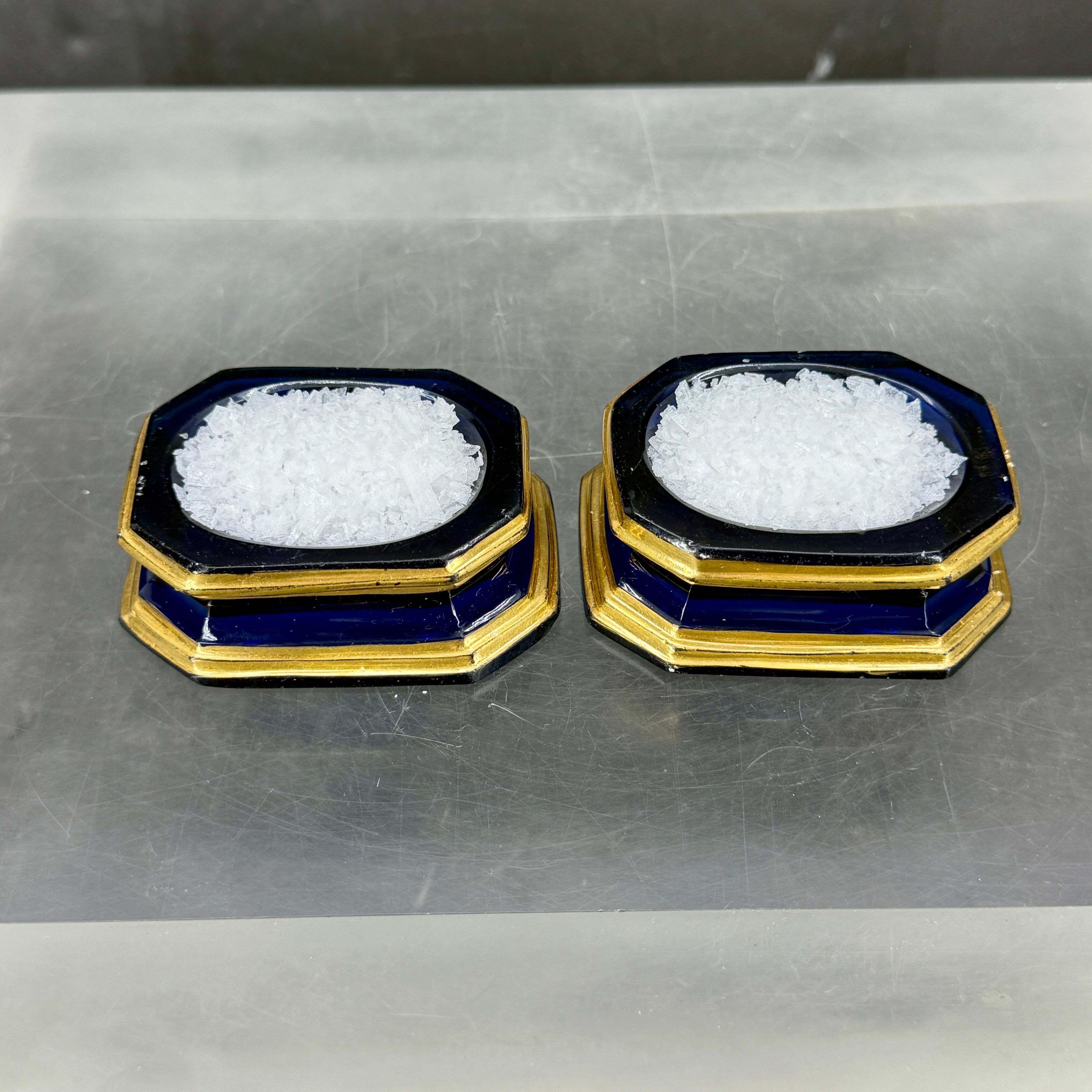 XIXe siècle Paire de salières et poivrières en verre doré bleu cobalt du 19e siècle en vente
