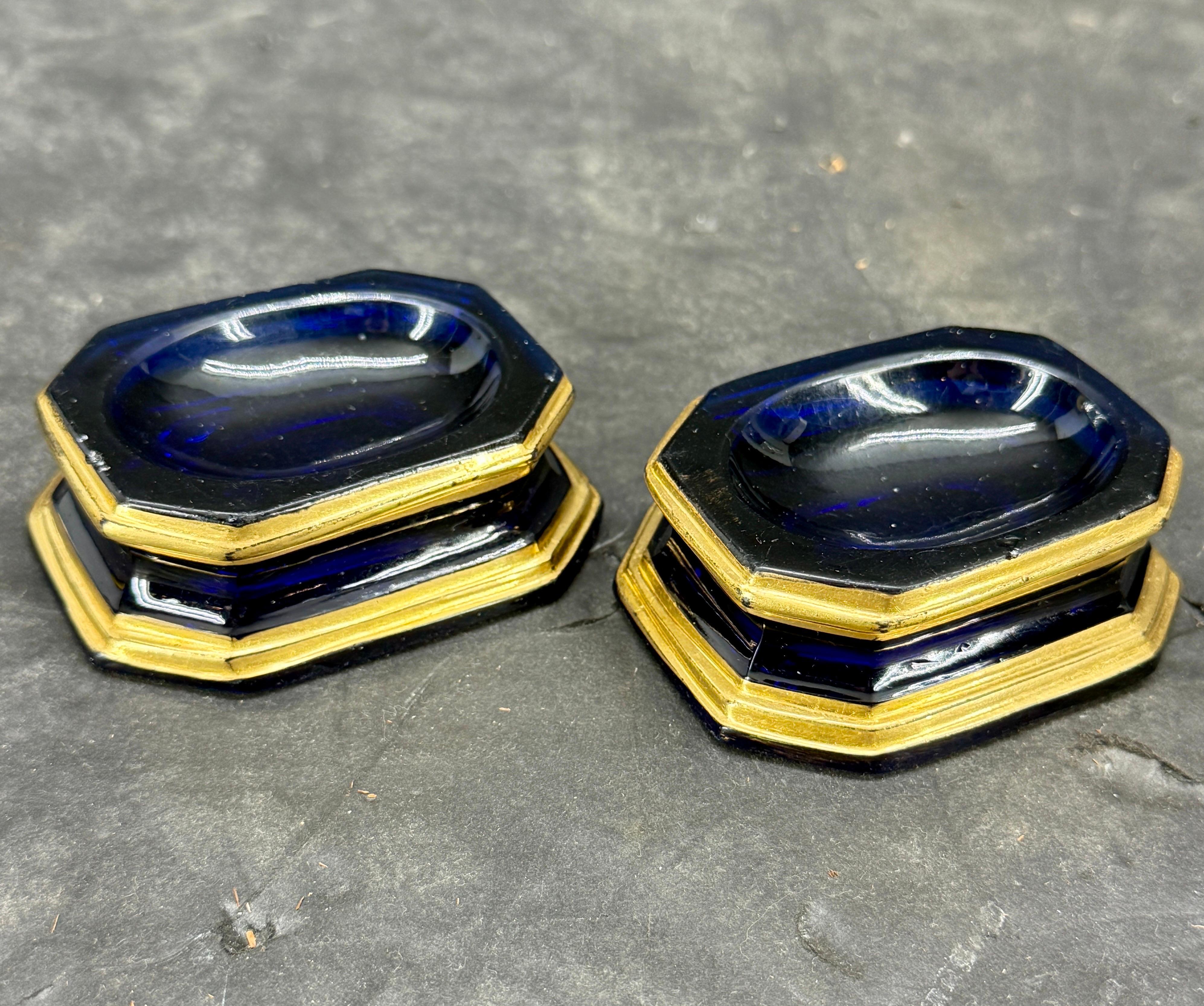 Verre brun Paire de salières et poivrières en verre doré bleu cobalt du 19e siècle en vente