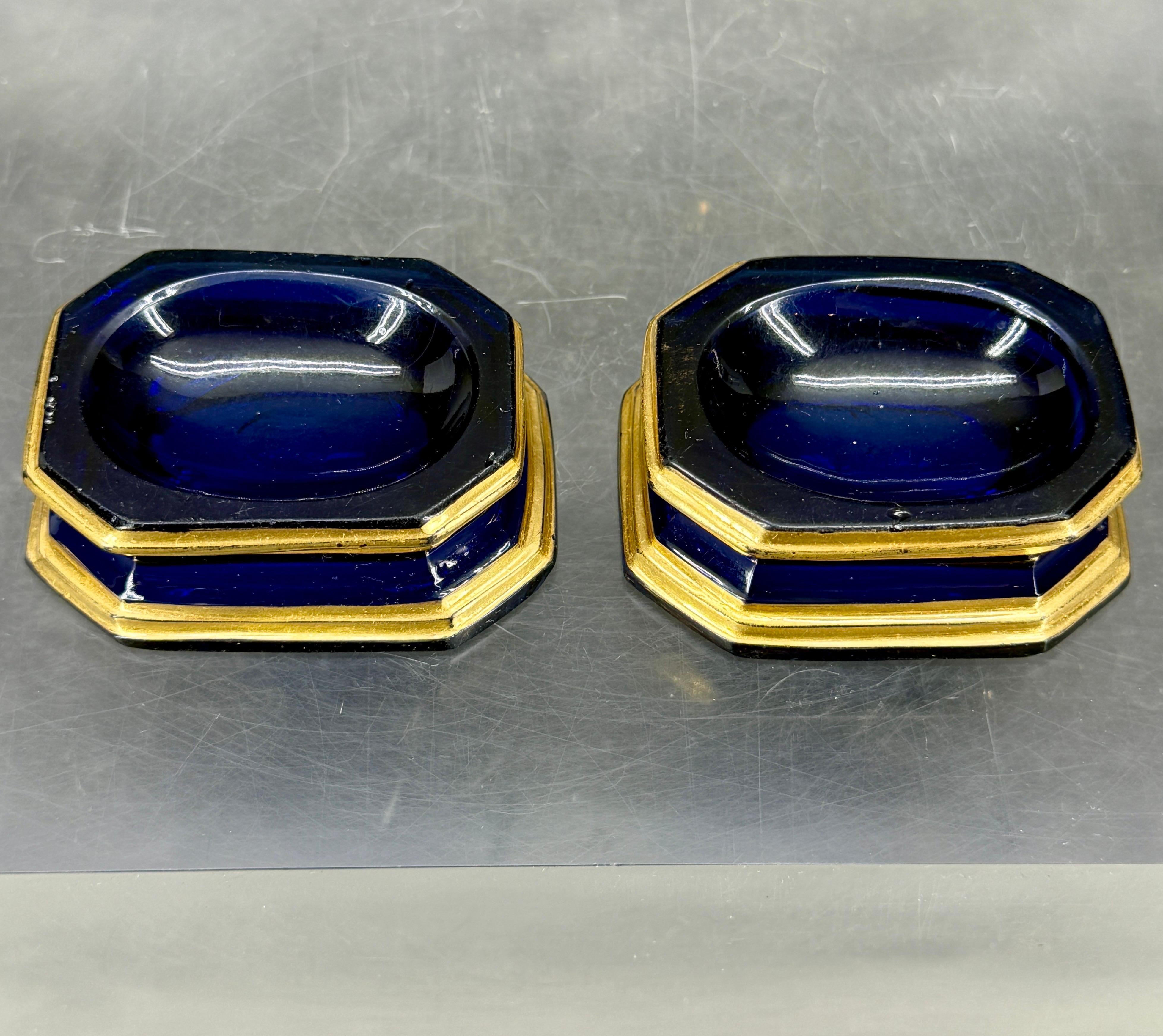 Paire de salières et poivrières en verre doré bleu cobalt du 19e siècle en vente 1