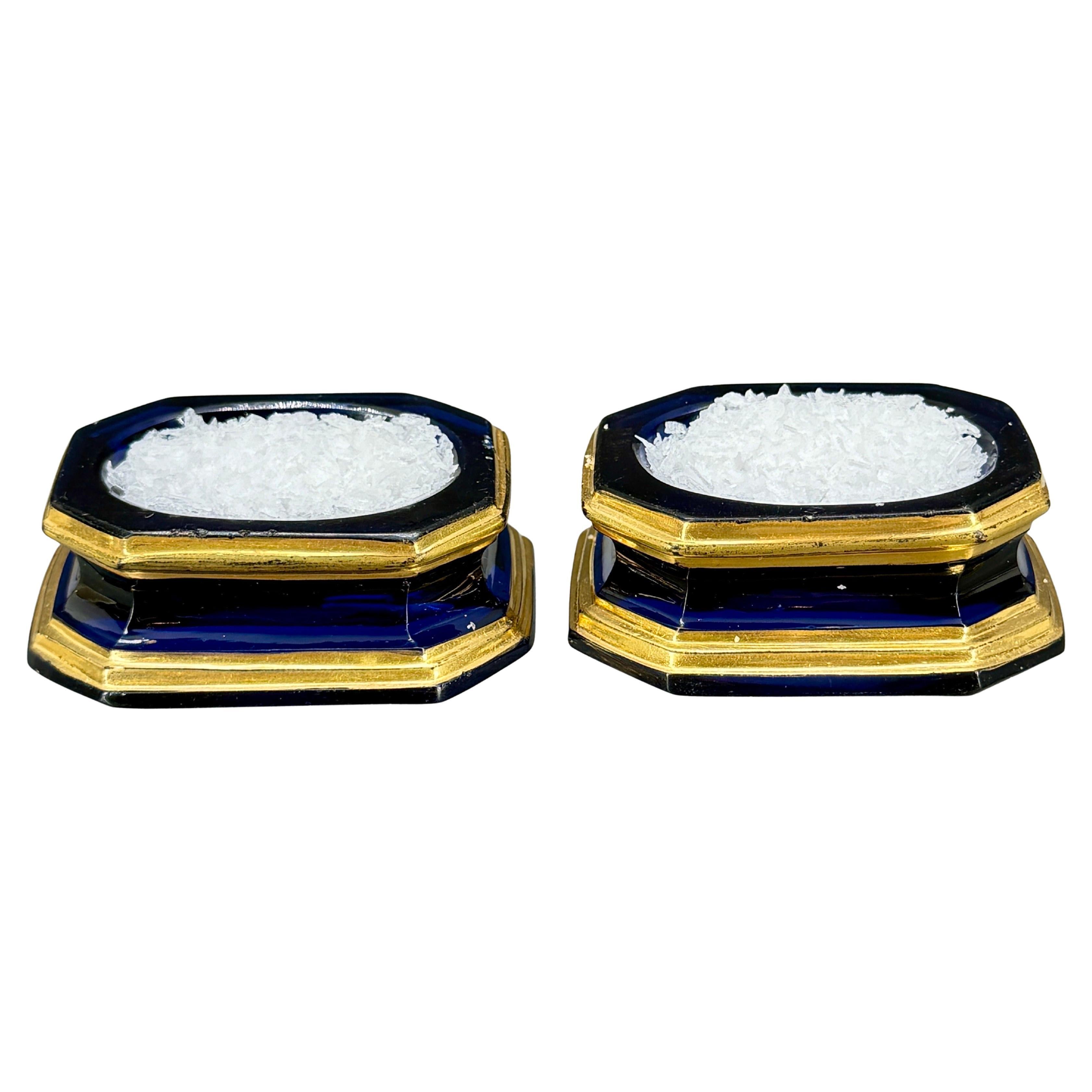 Paire de salières et poivrières en verre doré bleu cobalt du 19e siècle en vente