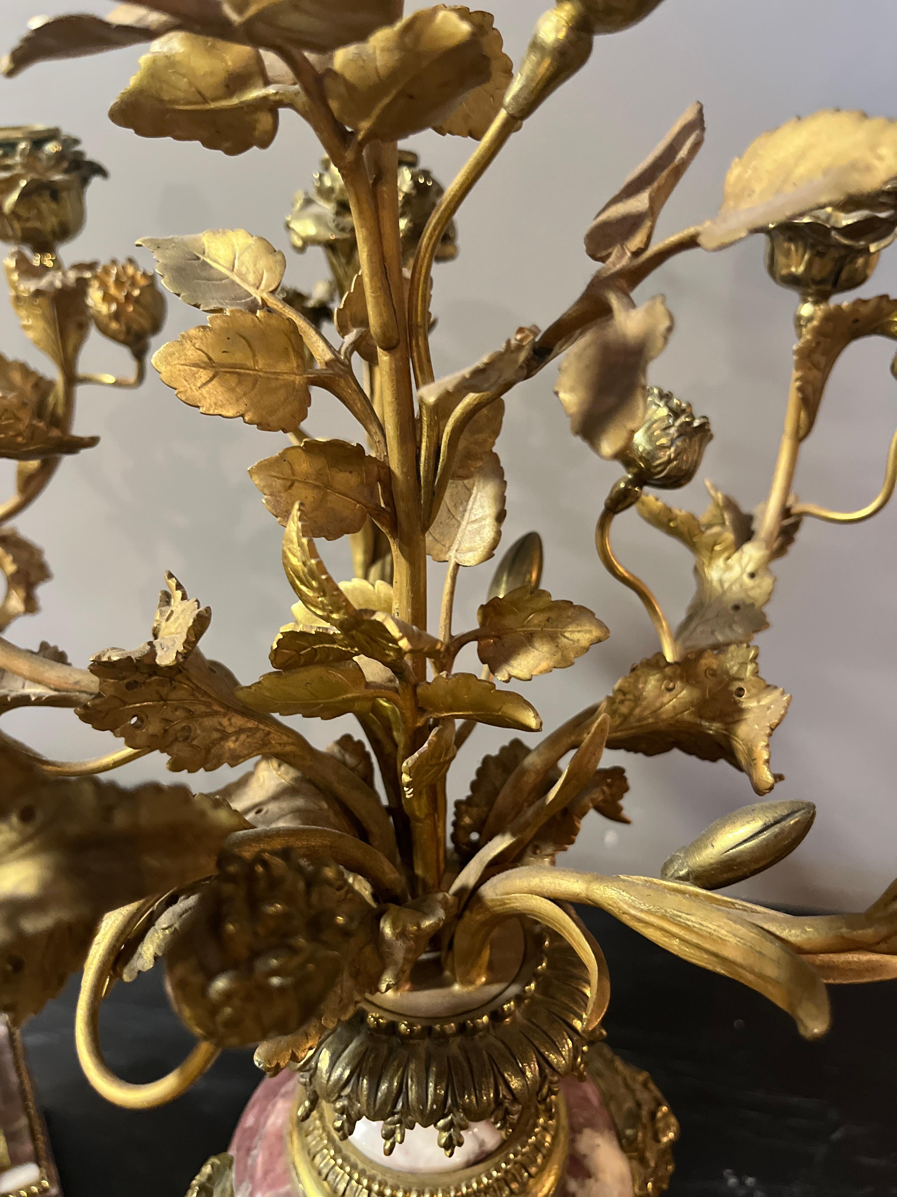 Siglo XIX Pareja de candelabros franceses antiguos de mármol violeta y ormolu en venta 4