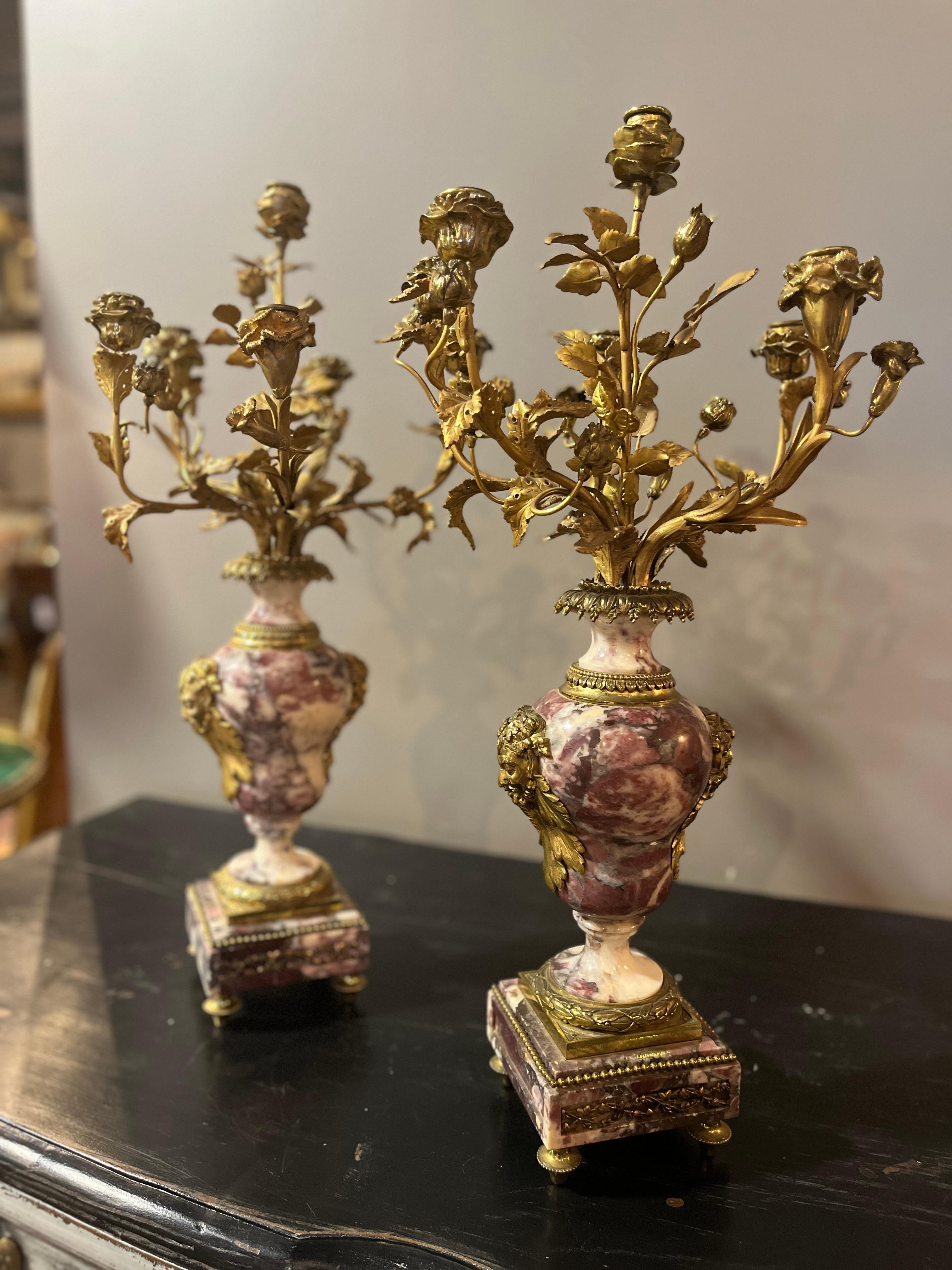 Siglo XIX Pareja de candelabros franceses antiguos de mármol violeta y ormolu Francés en venta