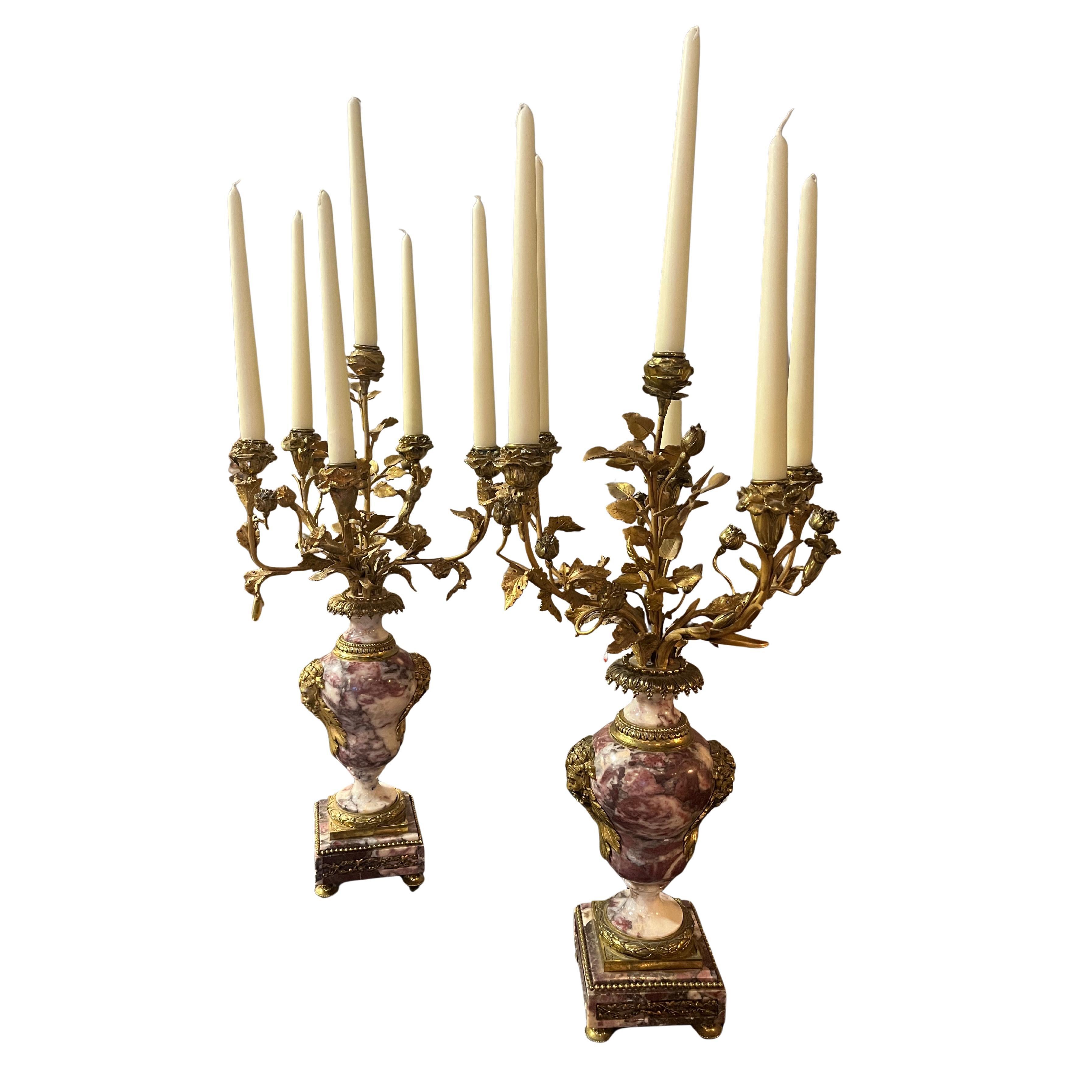Siglo XIX Pareja de candelabros franceses antiguos de mármol violeta y ormolu en venta