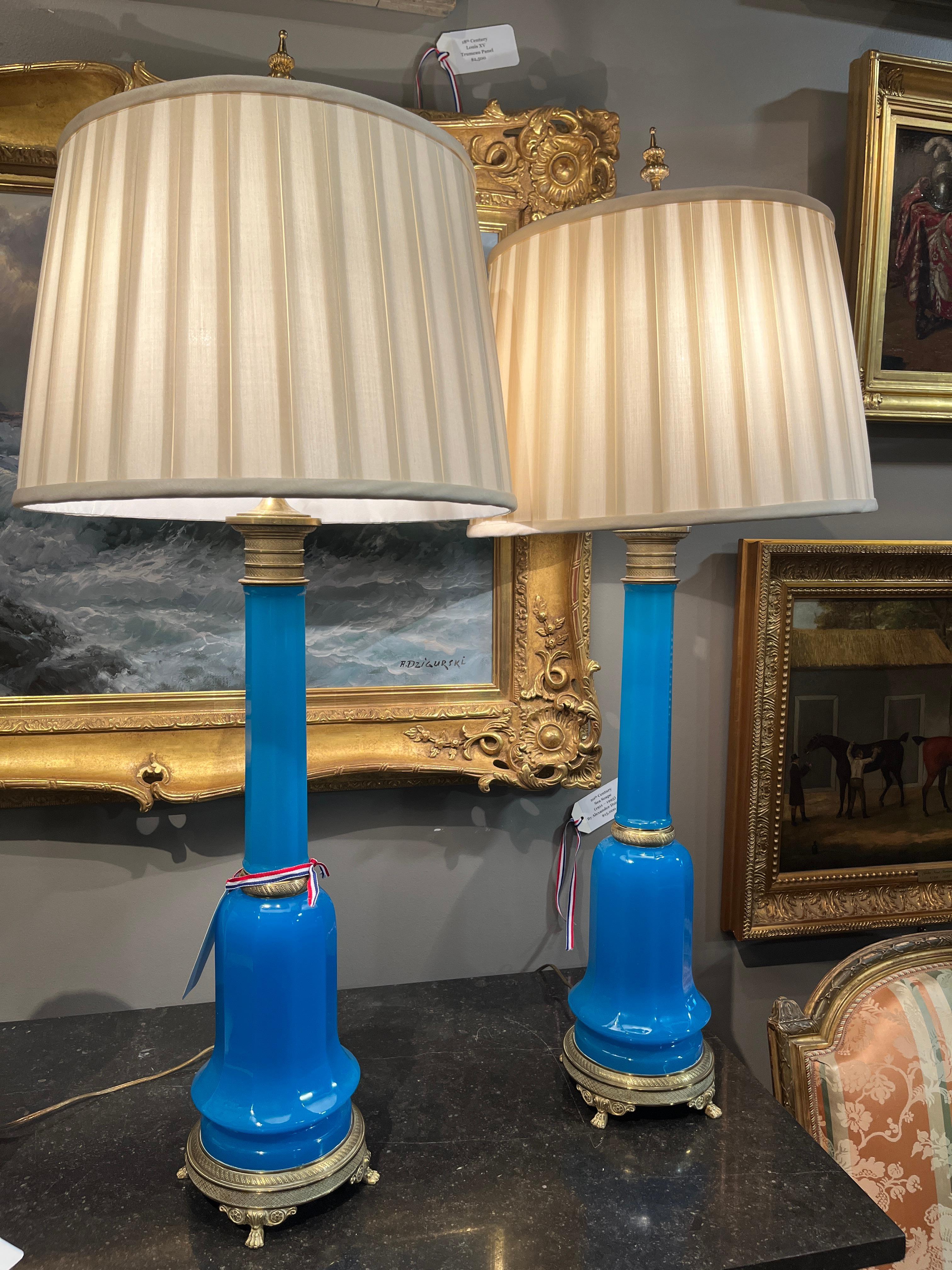 Siglo XIX Pareja de lámparas francesas de cristal opalino azul 
Preciosas lámparas compradas en Francia. Desgaste adecuado a la edad, consulta las fotos detalladas o envíanos un mensaje con tus preguntas. 