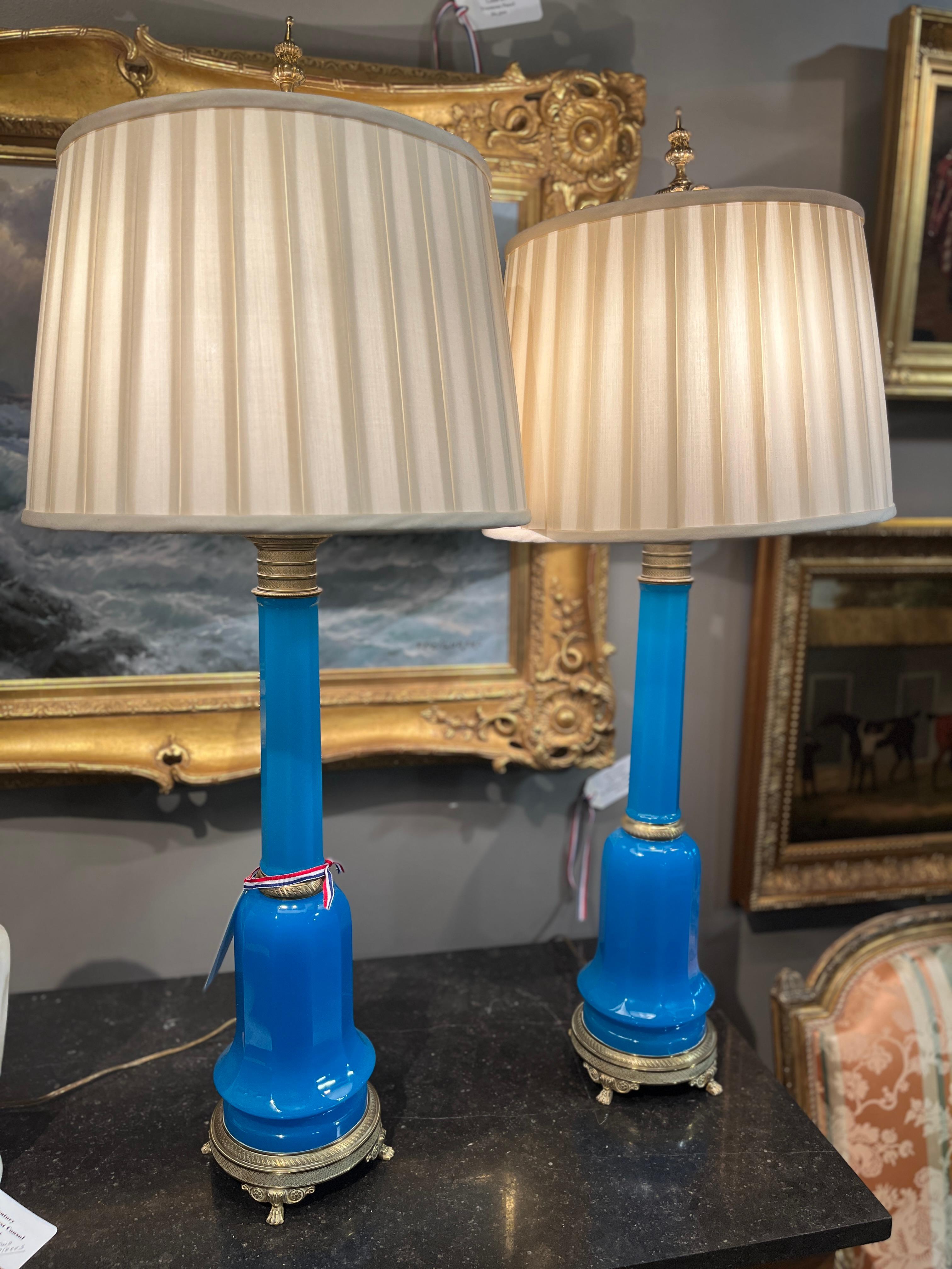 Siglo XIX Pareja de lámparas francesas de cristal opalino azul Imperio en venta