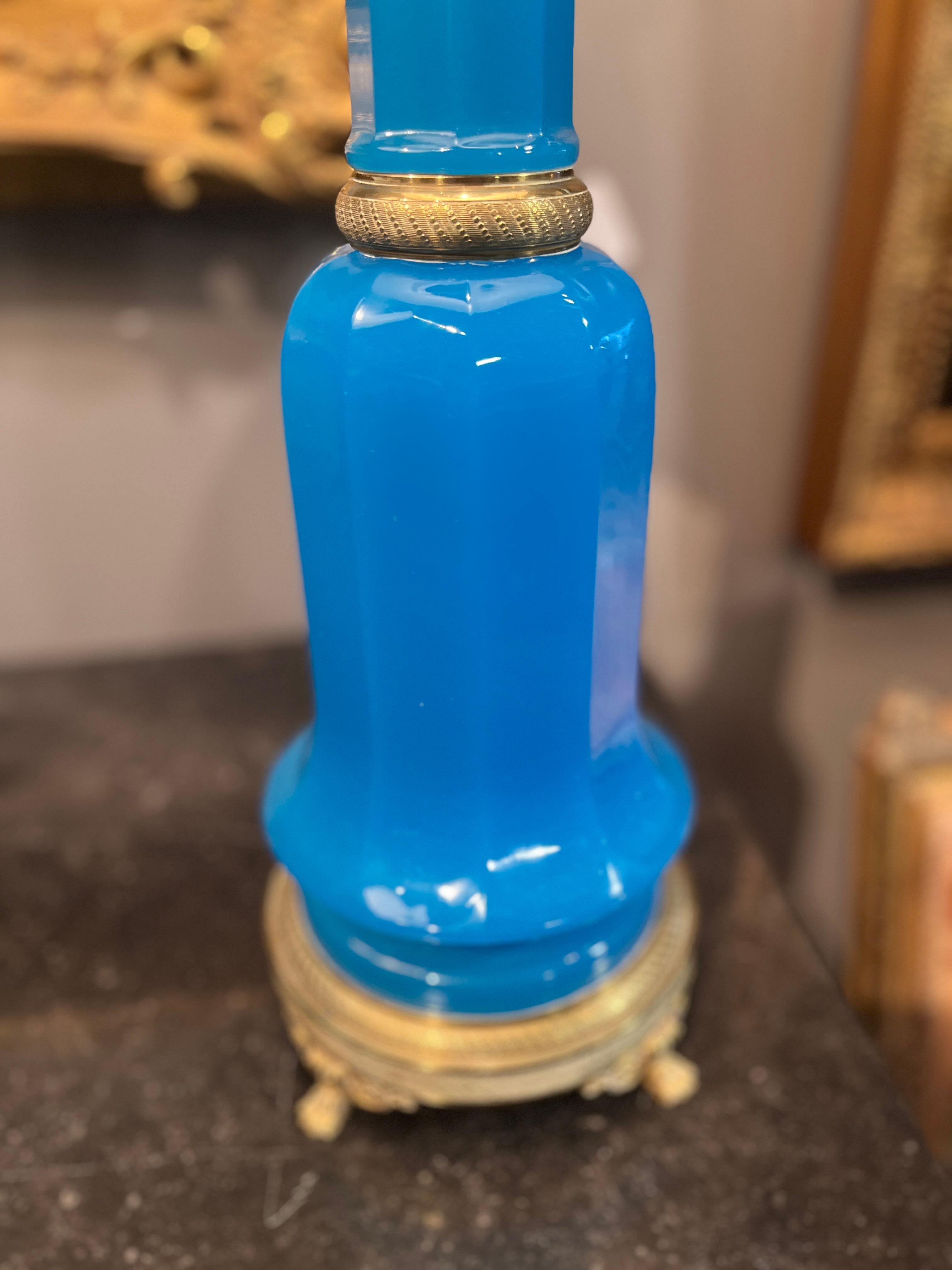 Siglo XIX Pareja de lámparas francesas de cristal opalino azul Francés en venta