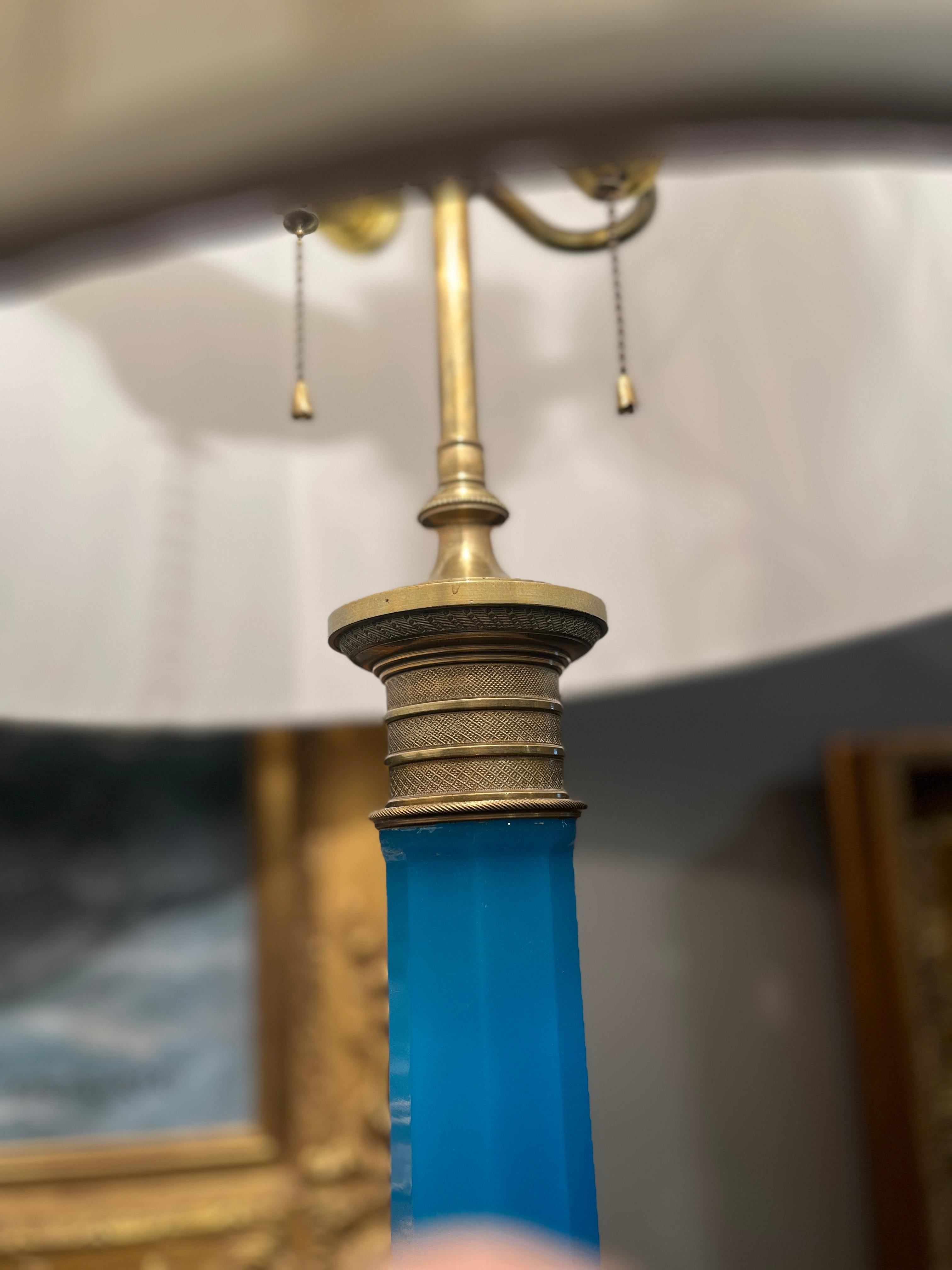 Siglo XIX Pareja de lámparas francesas de cristal opalino azul en Bueno estado para la venta en Scottsdale, AZ