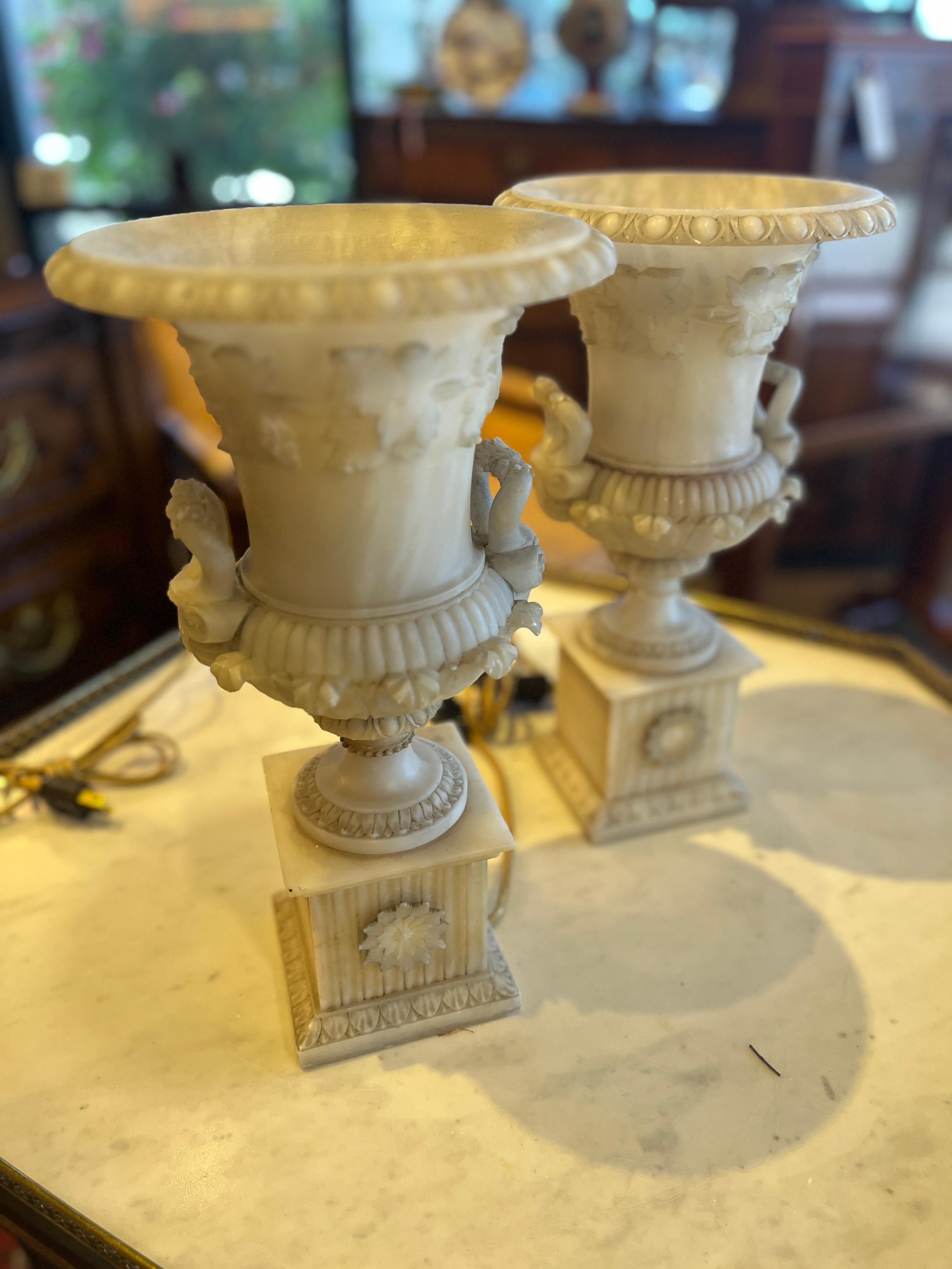 19. Jahrhundert Paar französische geschnitzte Alabaster beleuchtete Urnen Fackeln 
Schönes Paar in Frankreich gekauft. Altersgerechte Abnutzung, siehe Detailfotos oder Nachricht an uns mit Details. 