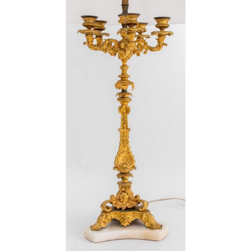 Doré Paire de lampes candélabres Napoléon III en bronze doré et marbre, 19e siècle en vente