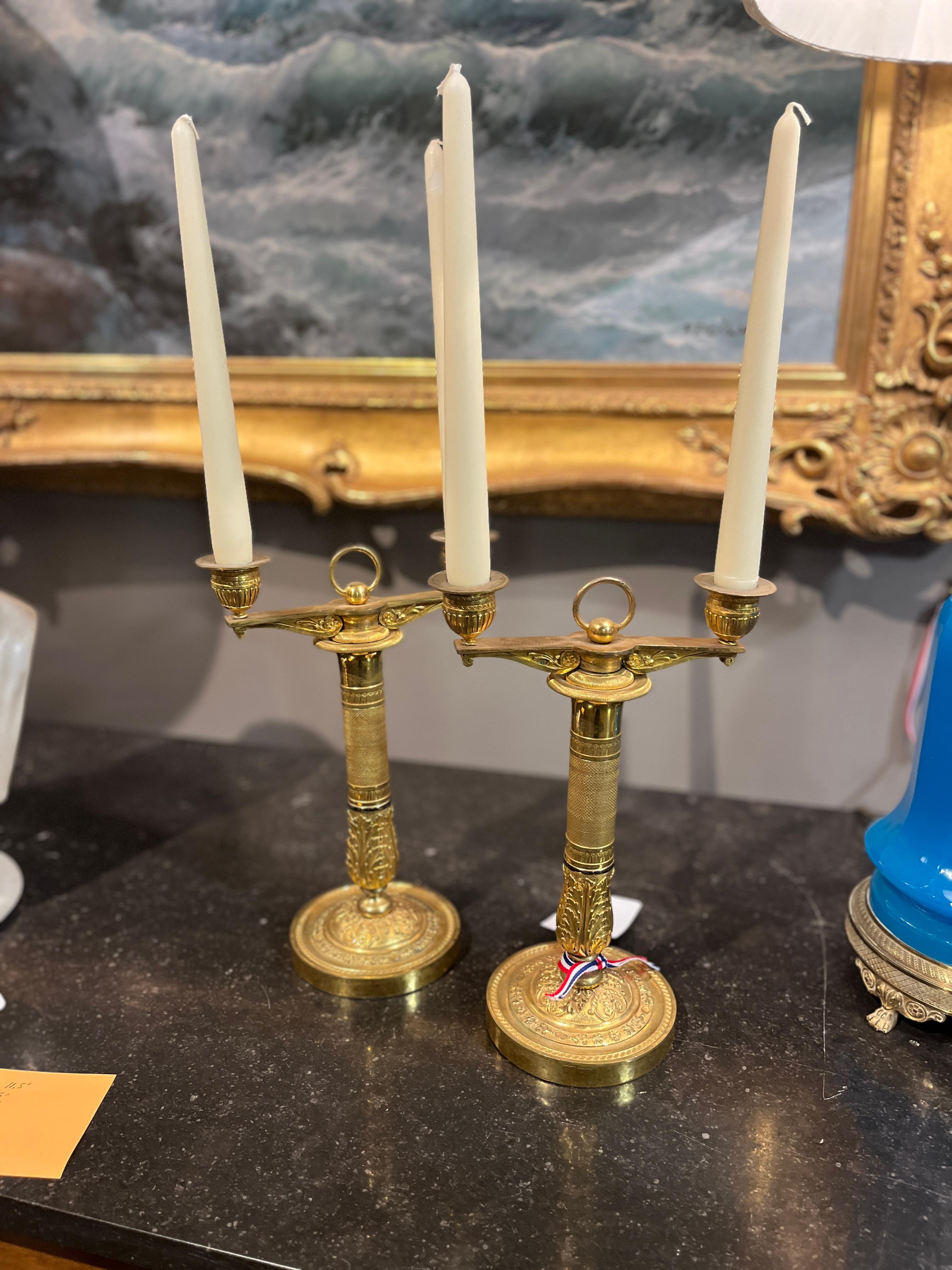 Coppia di candelabri francesi Ormalu del XIX secolo. Bellissima coppia acquistata in Francia. Usura appropriata all'età, vedi foto dettagliate o scrivici per qualsiasi domanda. 