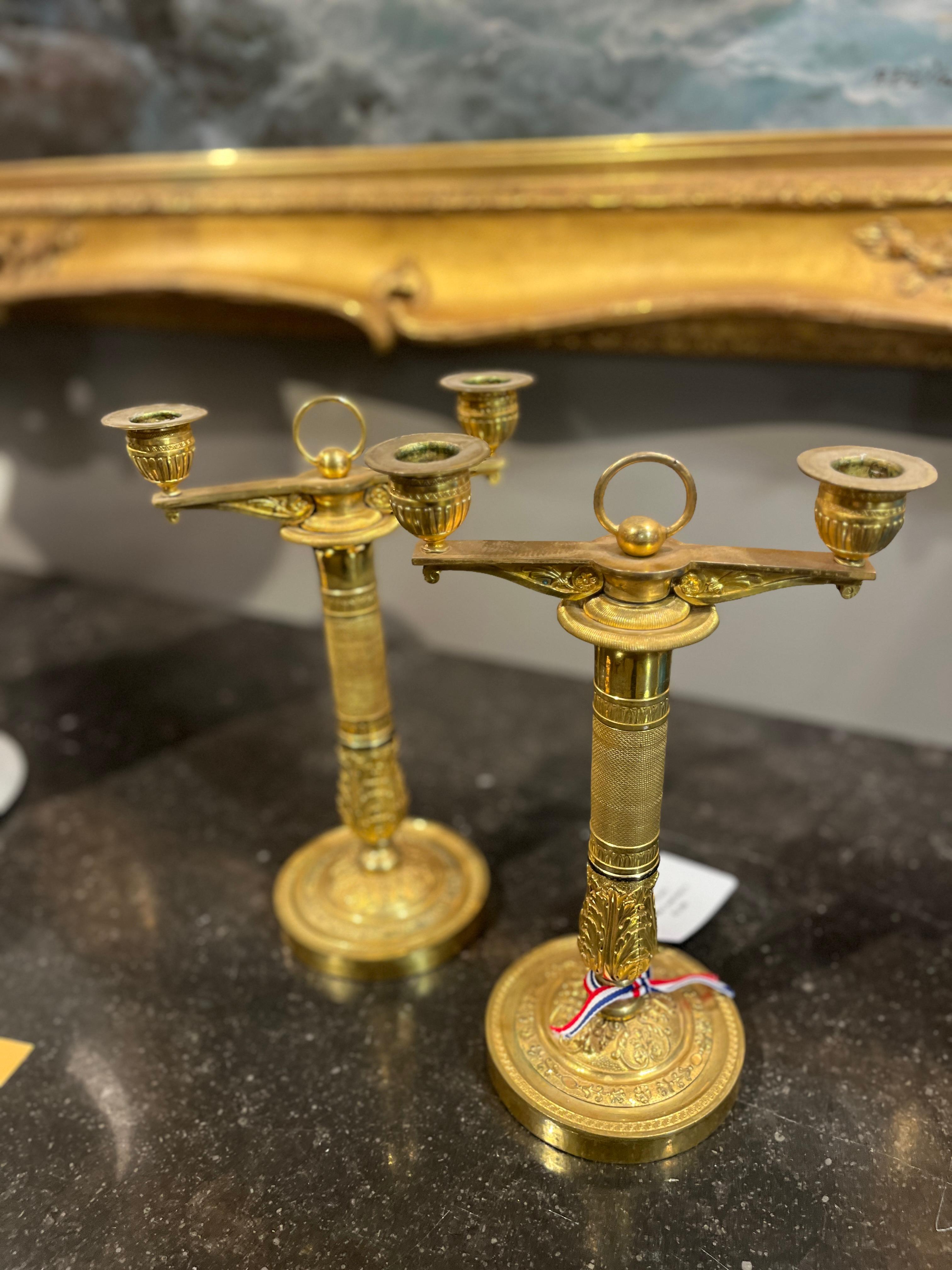 Stile impero Coppia di candelabri francesi Ormalu del XIX secolo in vendita