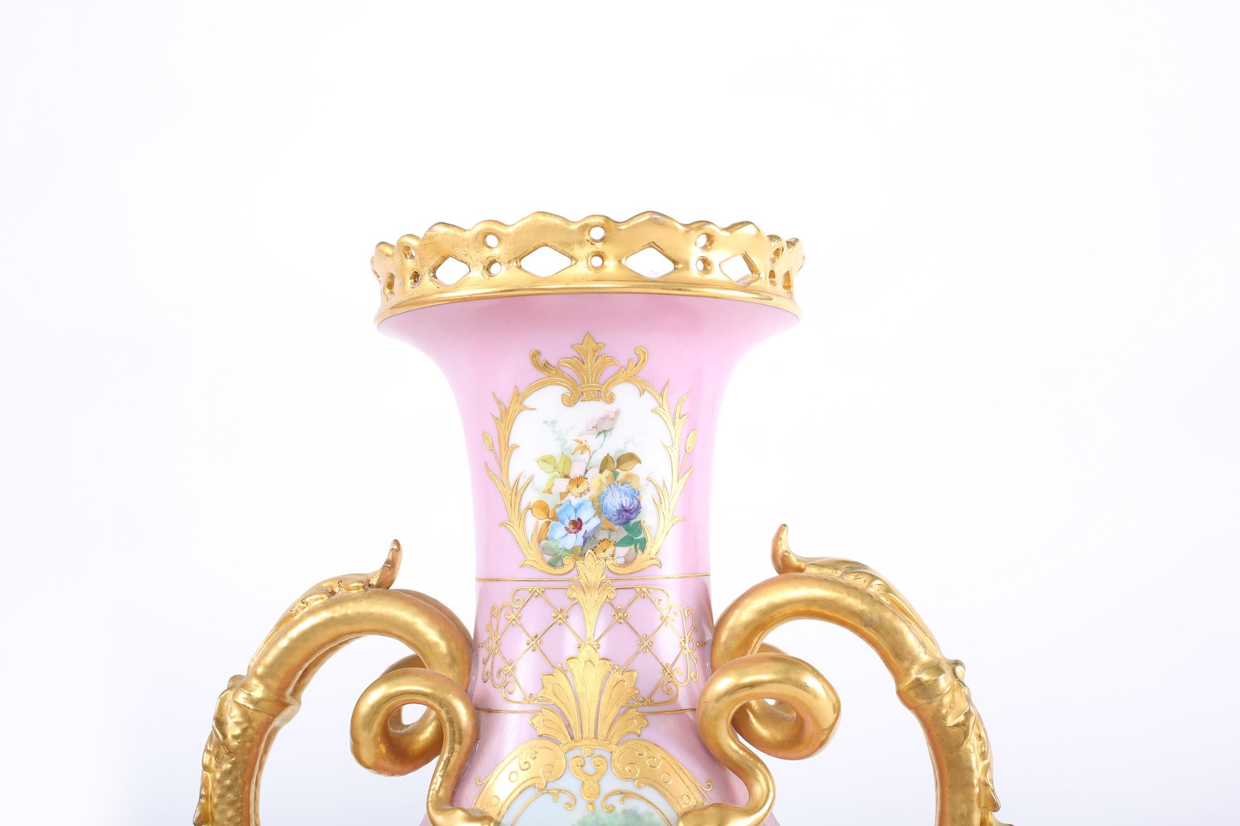 Paire d'urnes/vases décoratifs en porcelaine dorée du 19ème siècle en vente 4