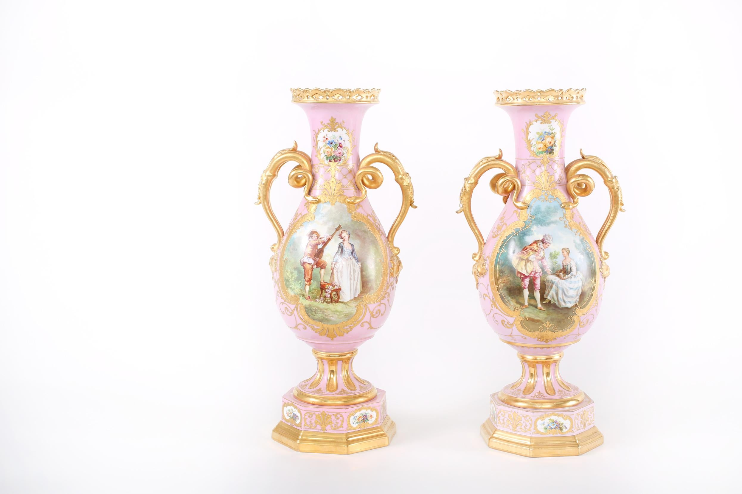 Paire d'urnes/vases décoratifs en porcelaine dorée du 19ème siècle en vente 9