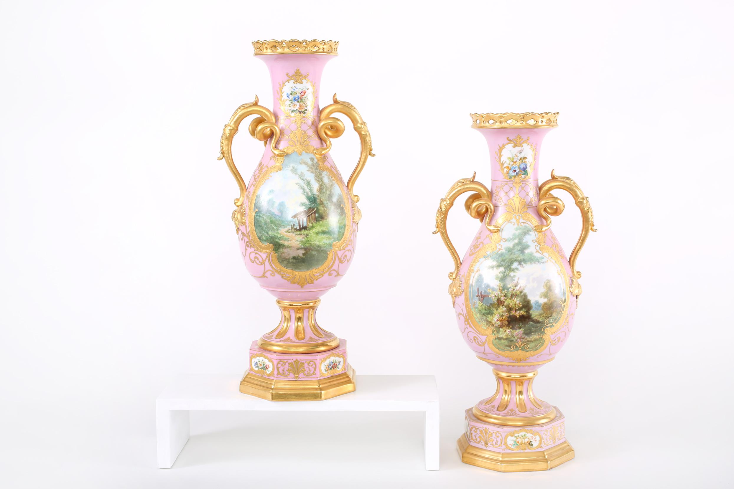 Français Paire d'urnes/vases décoratifs en porcelaine dorée du 19ème siècle en vente