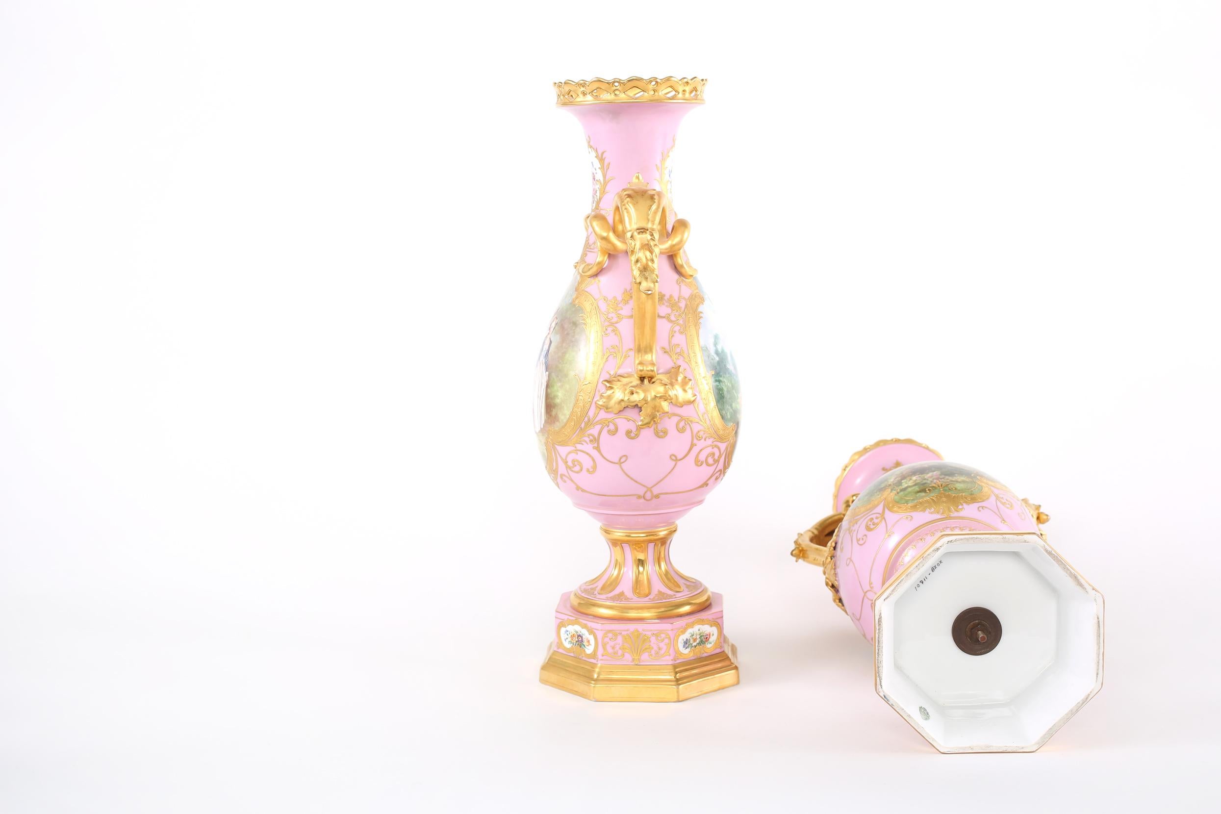 Doré Paire d'urnes/vases décoratifs en porcelaine dorée du 19ème siècle en vente
