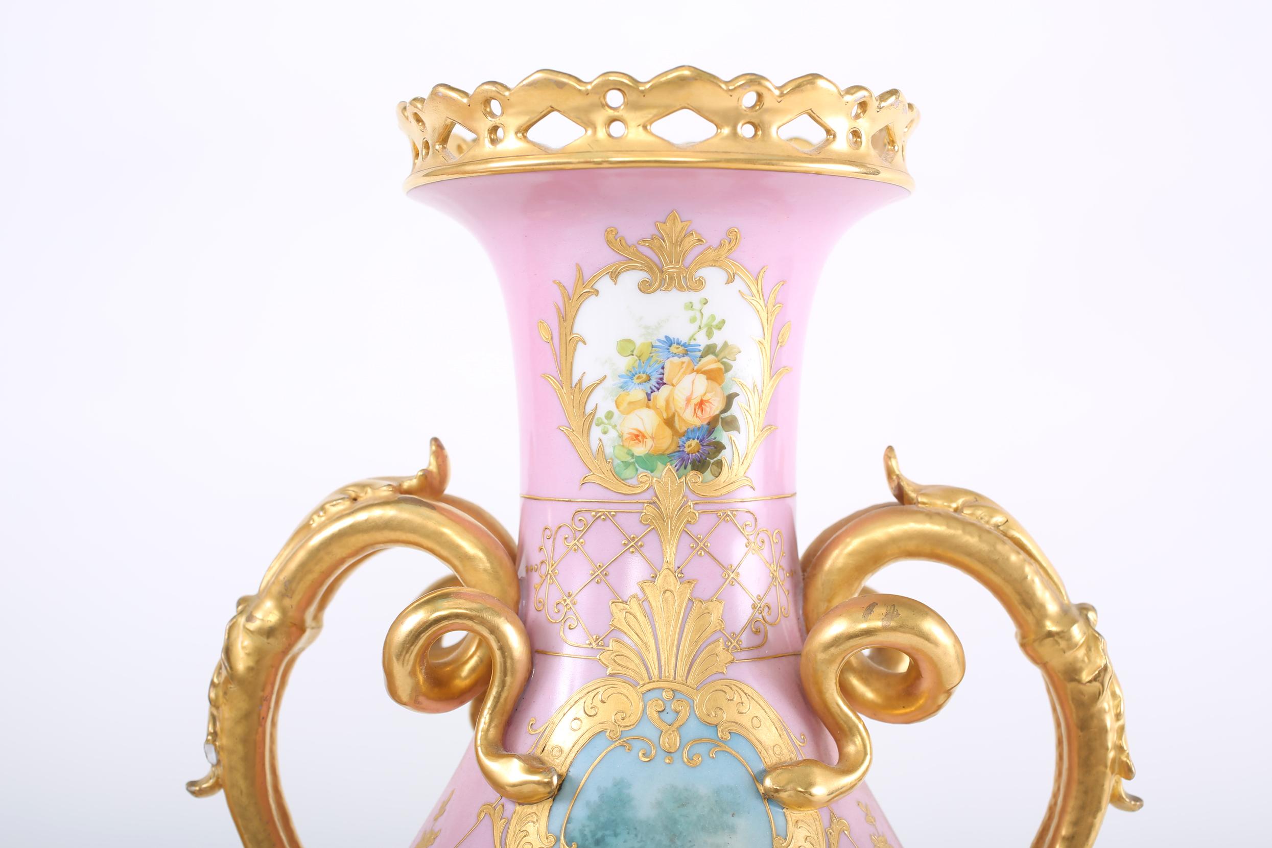 Paire d'urnes/vases décoratifs en porcelaine dorée du 19ème siècle Bon état - En vente à Tarry Town, NY