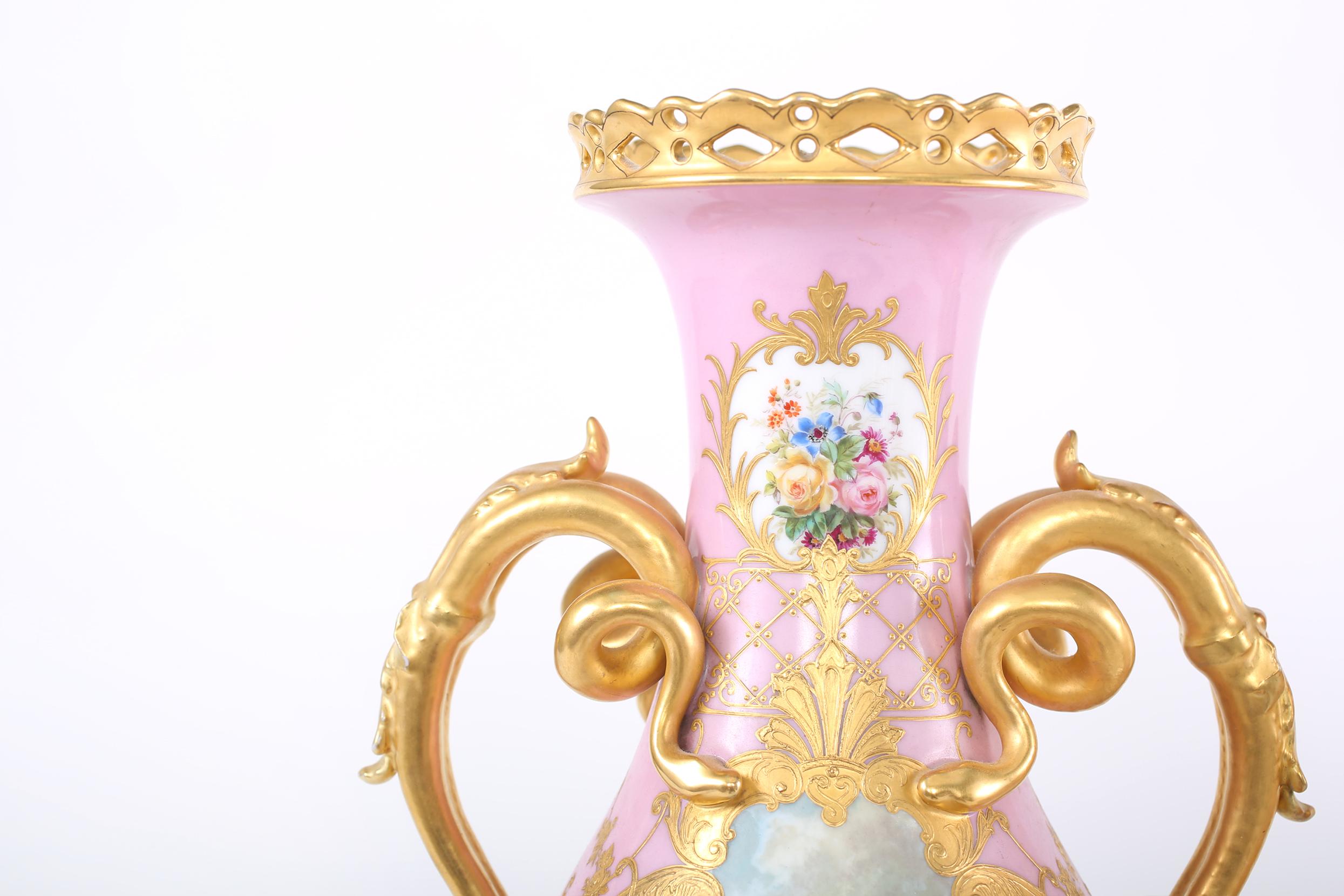 Or Paire d'urnes/vases décoratifs en porcelaine dorée du 19ème siècle en vente