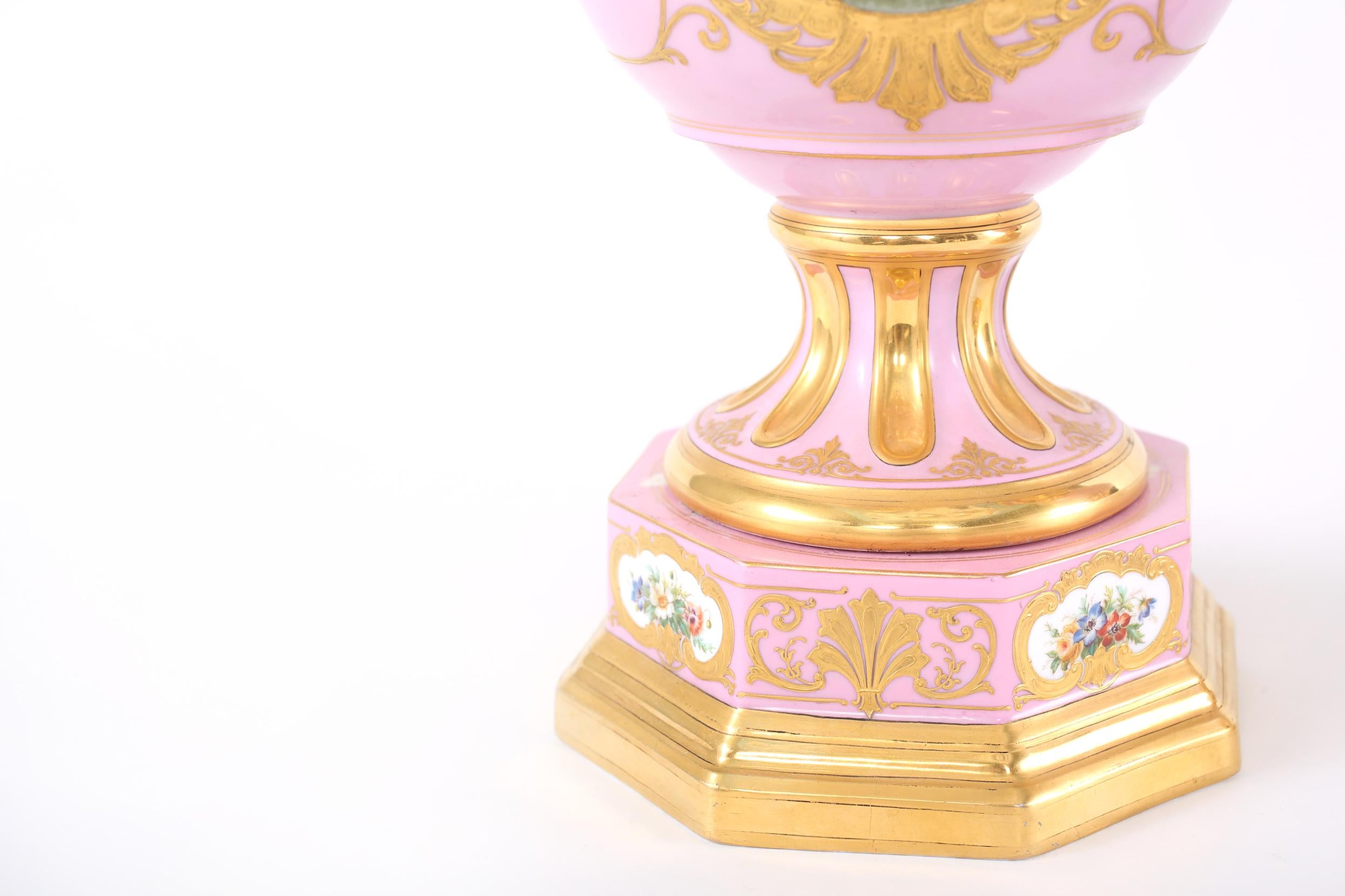 Paire d'urnes/vases décoratifs en porcelaine dorée du 19ème siècle en vente 2