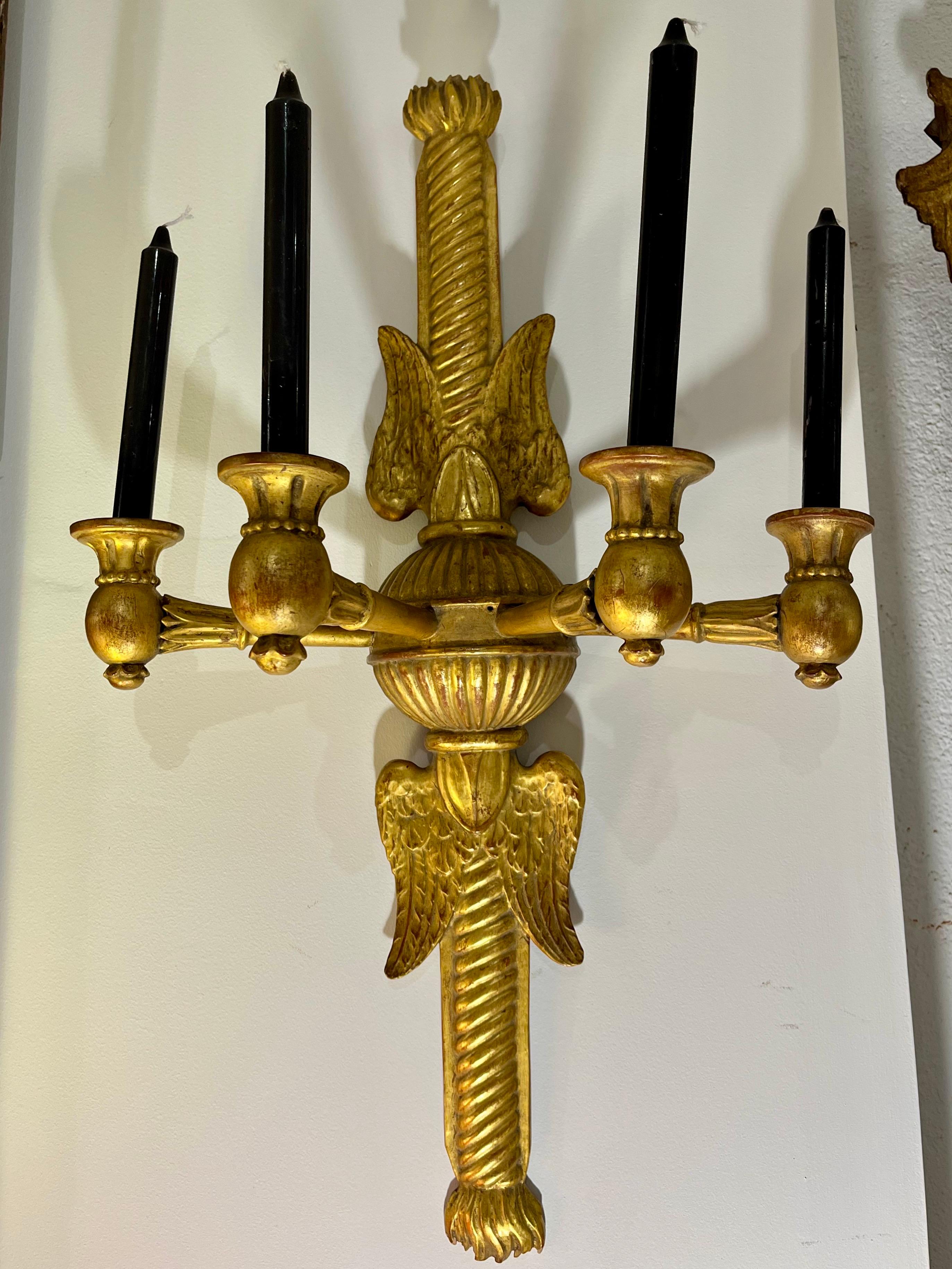 Doré Paire d'appliques Empire du 19e siècle en Wood Wood doré en vente
