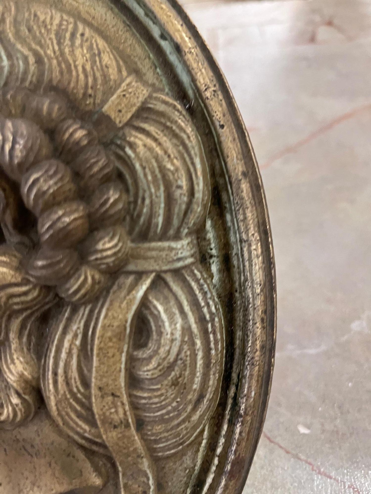19th Century Pair Grand Tour Neoclassical Gilt Metal Relief Medallions In Good Condition For Sale In Madrid, ES