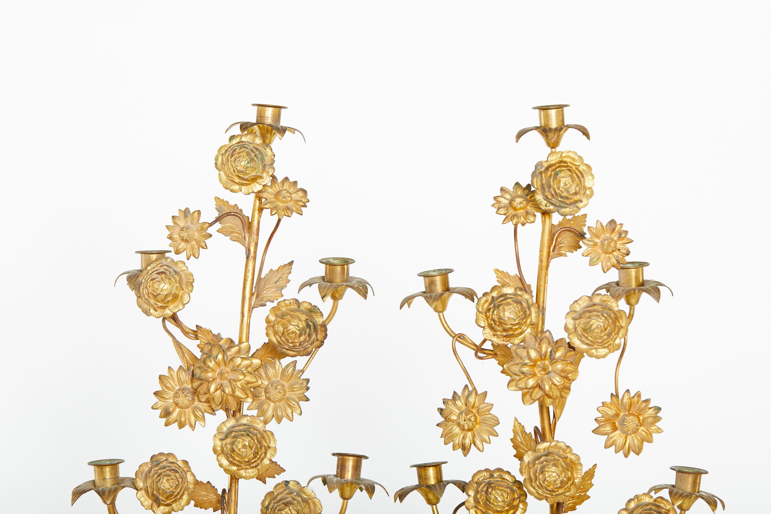 Chandeliers / chandeliers en laiton doré italien du milieu du 19ème siècle à sept bras avec des détails de fleurs extérieures. Chaque bougeoir est en excellent état. Usure mineure correspondant à l'âge et à l'utilisation. Chaque pièce mesure environ