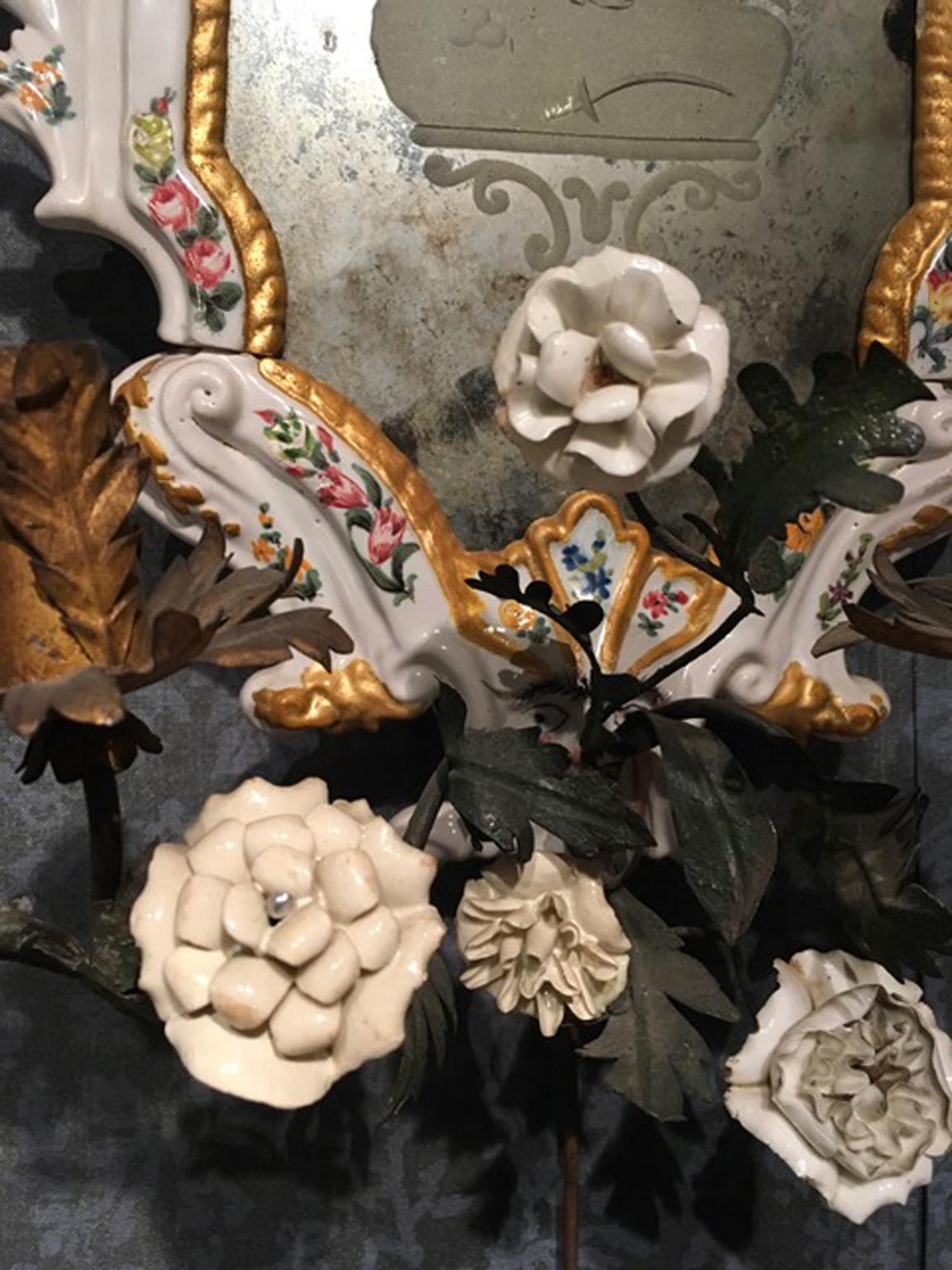 19ème siècle  Paire de miroirs baroques italiens en porcelaine blanche avec fleurs en vente 3